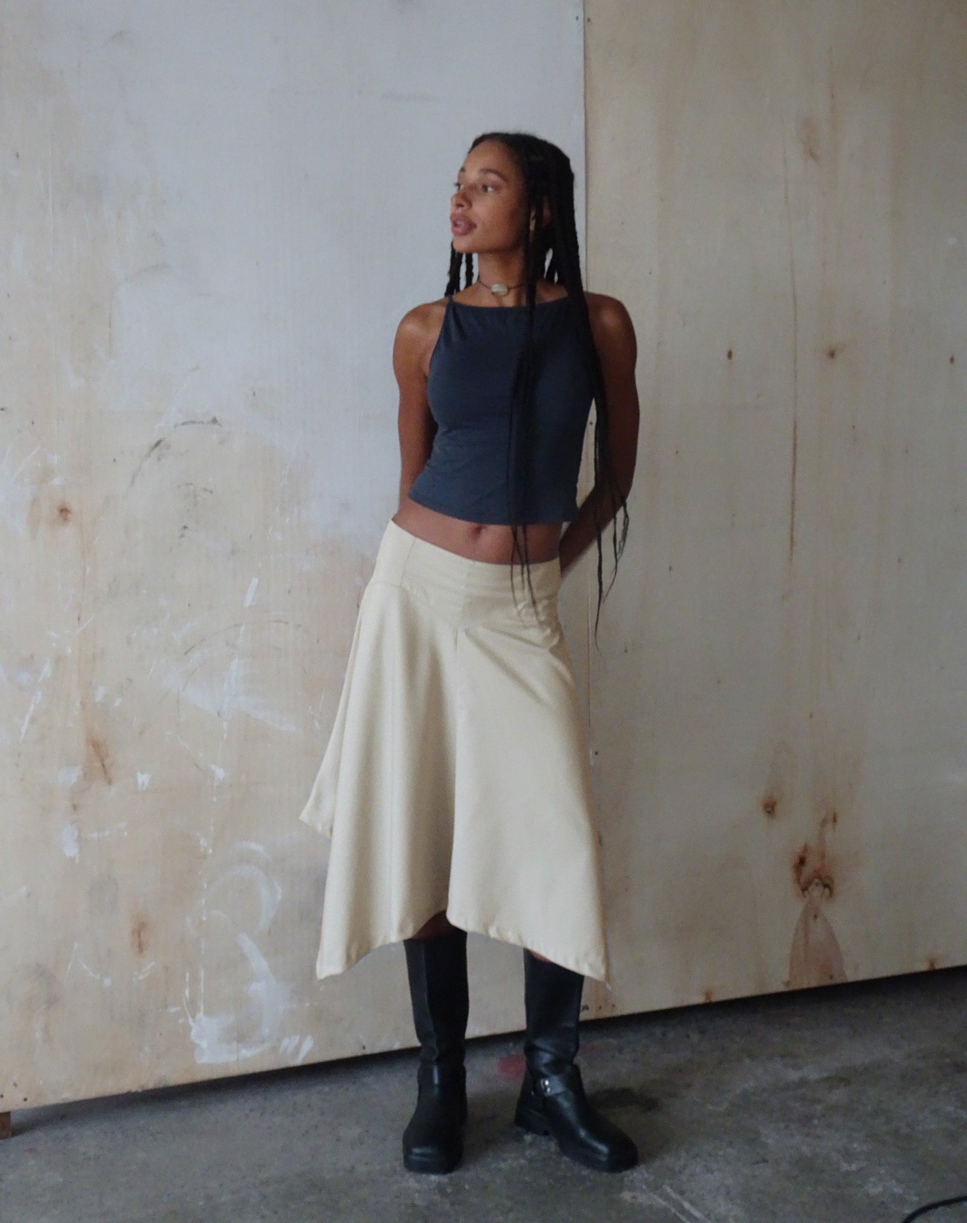 Afbeelding van MOTEL X JACQUIE Karsyn Asymmetrische Midi Rok in Haver