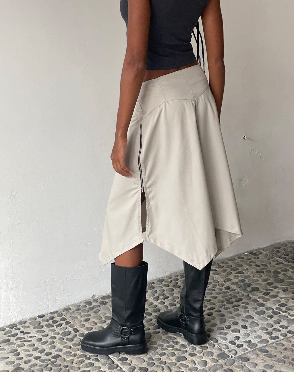 MOTEL X JACQUIE Karsyn Asymmetrische Midi Rok in Haver