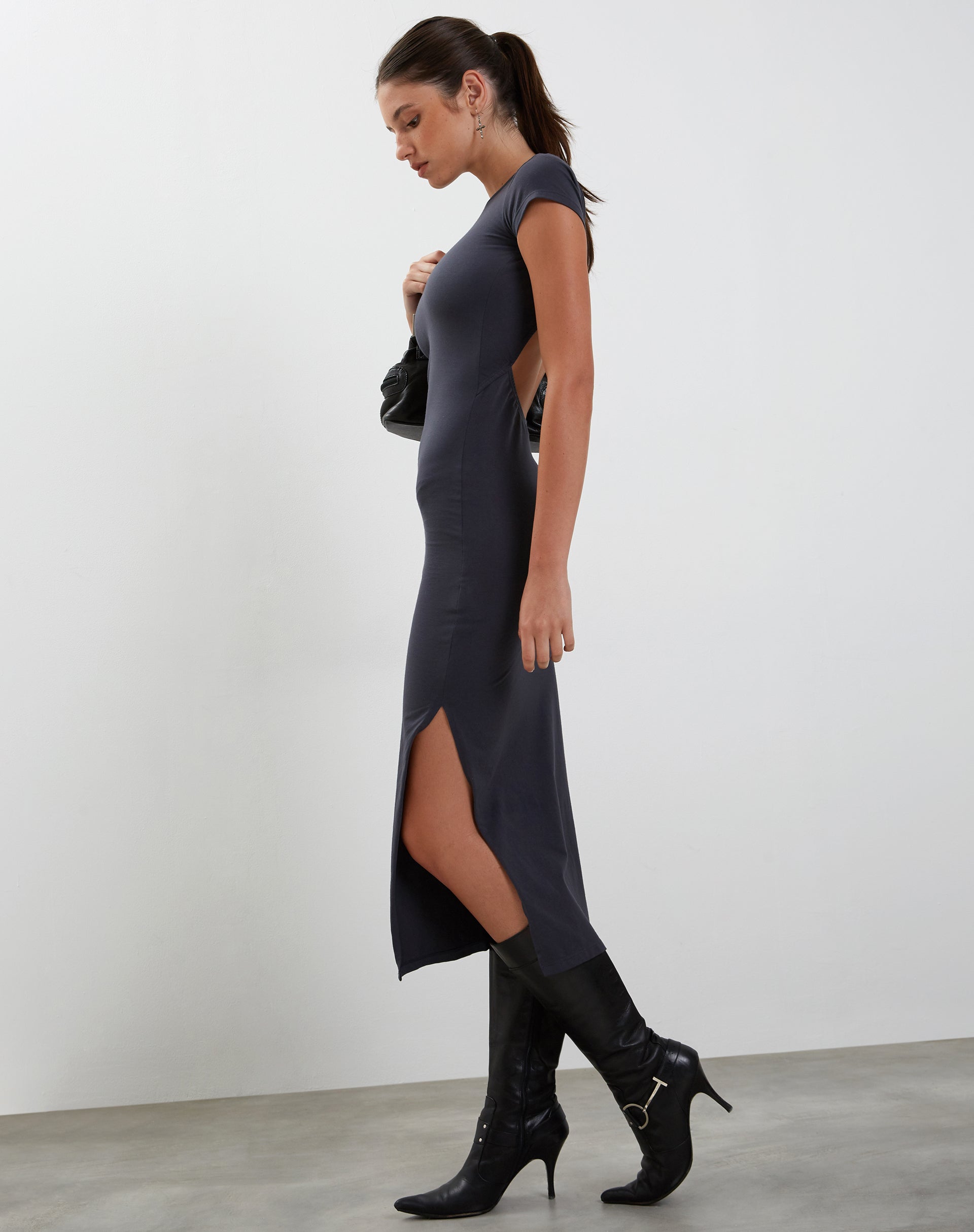 Afbeelding van Kasor Open Rug Midi Dress in Ocean Storm