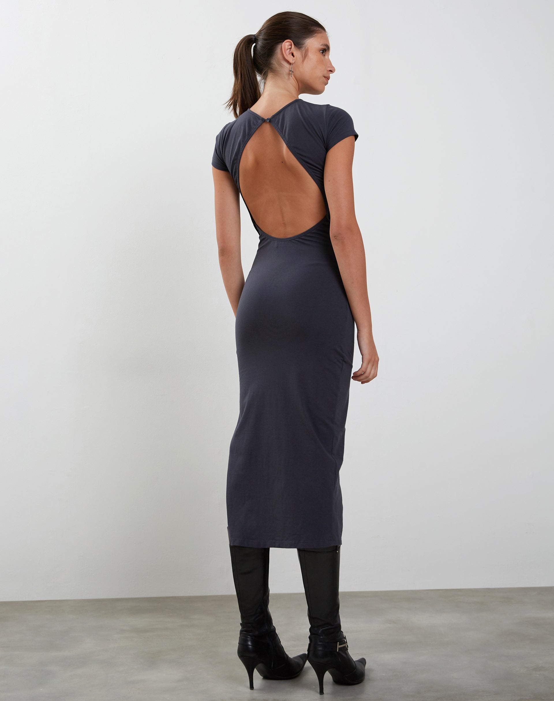 Afbeelding van Kasor Open Rug Midi Dress in Ocean Storm