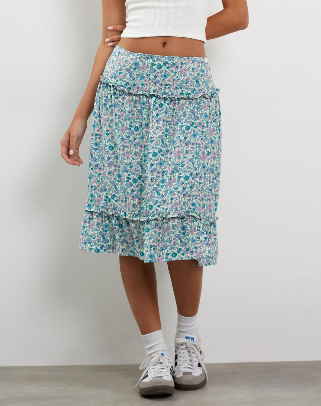Kasya Frill Hem Midi Wrap Rok in Flower Power Blauw