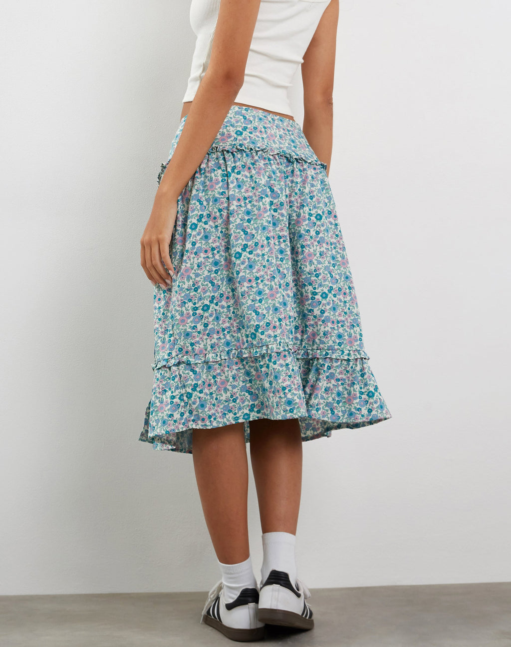Kasya Frill Hem Midi Wrap Rok in Flower Power Blauw