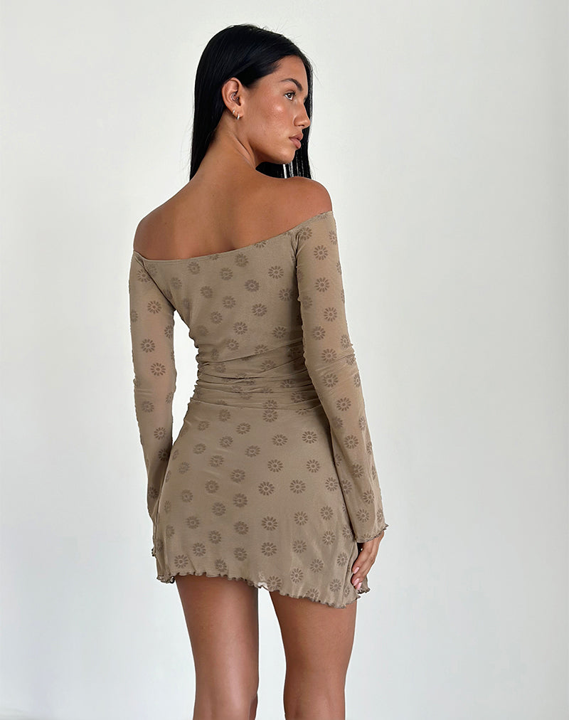 Afbeelding van Kausar Off Shoulder Mini Dress in Daisy FLock Lichtbruin