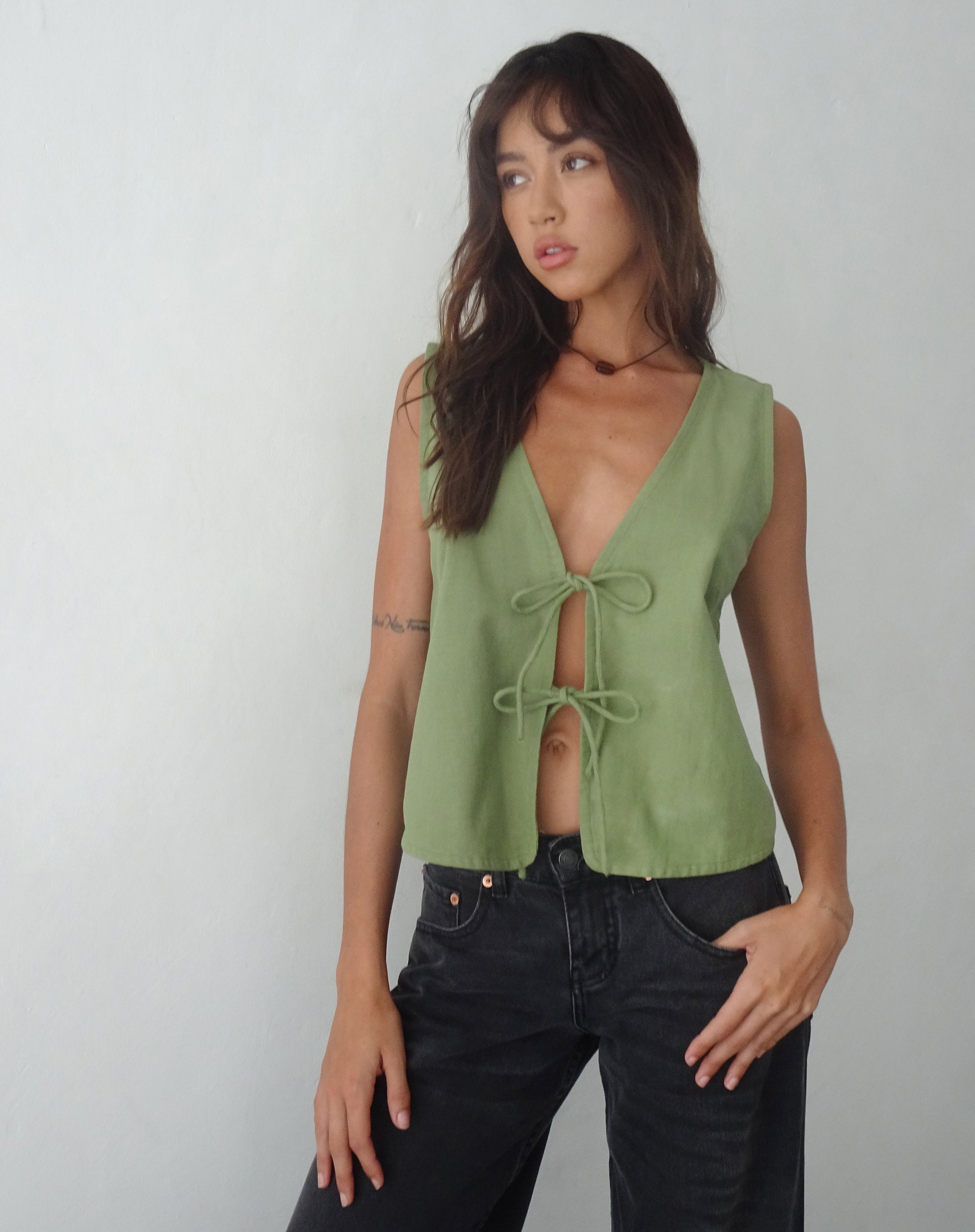 Afbeelding van Kayve Tie Front Top in Dark Sage