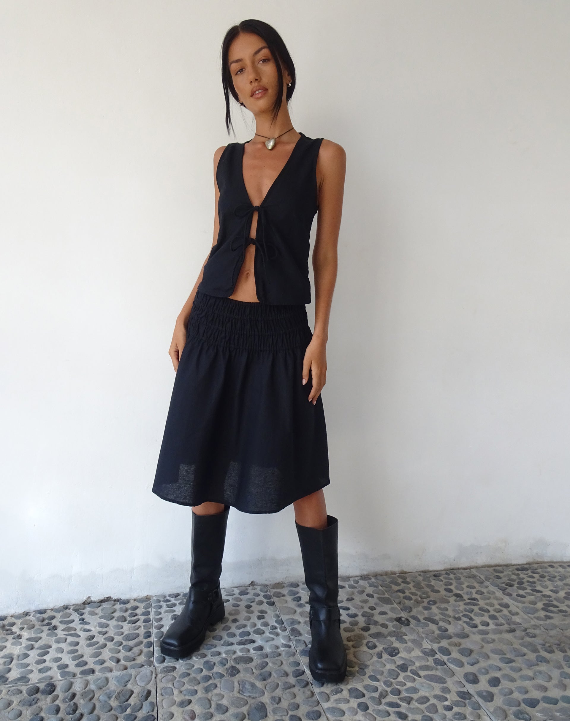 beeld van MOTEL X JACQUIE Neleta Shirred Waist Midi Rok in Zwart