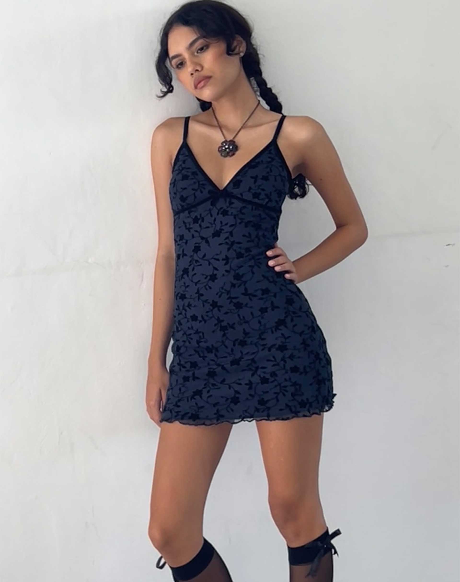 Afbeelding van Mevila Mini Dress in Pretty Petal Flock Zwart