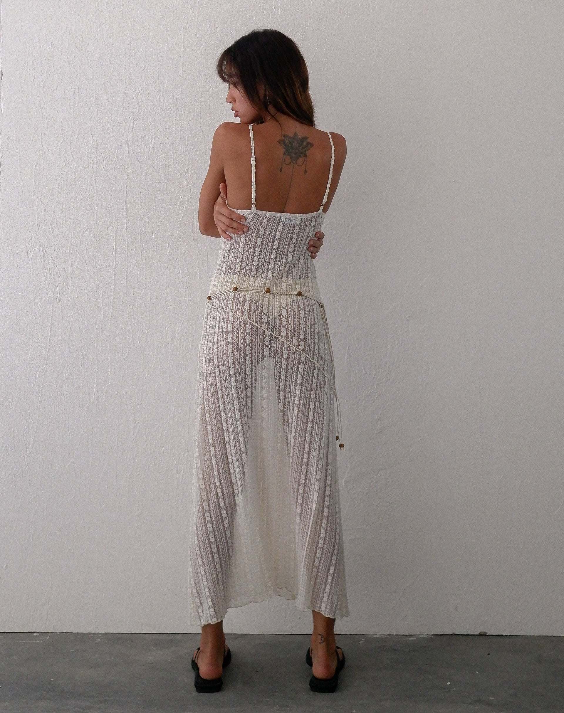 Afbeelding van Kehlani Sheer Midi Dress in Crème Kant