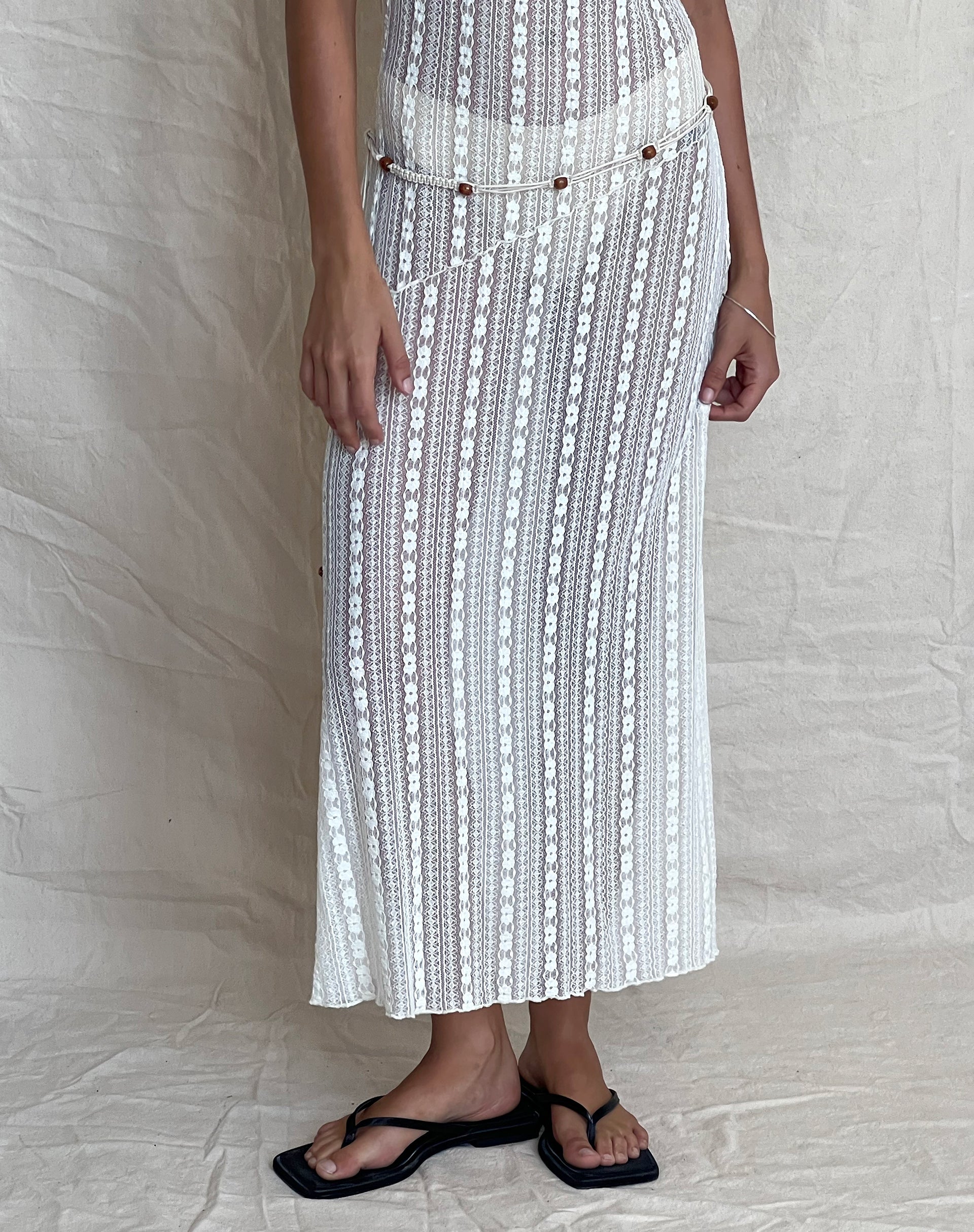 Afbeelding van Kehlani Sheer Midi Dress in Crème Kant