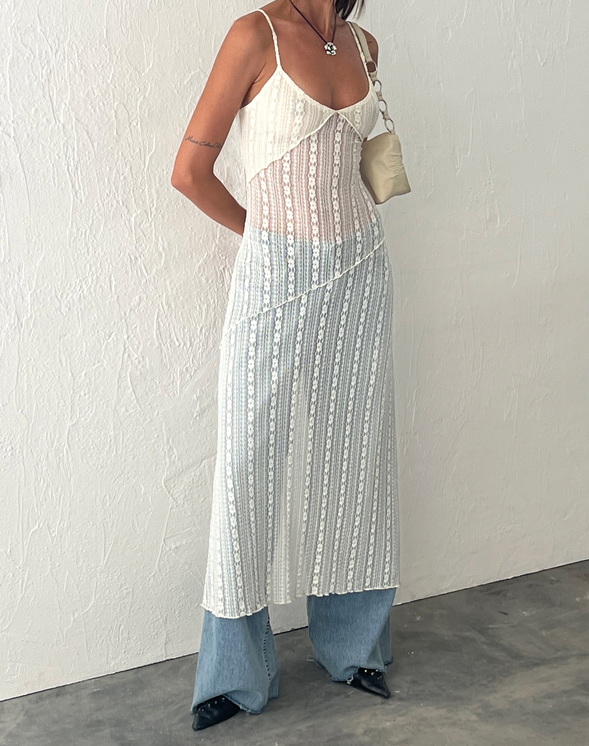 Afbeelding van Kehlani Sheer Midi Dress in Crème Kant