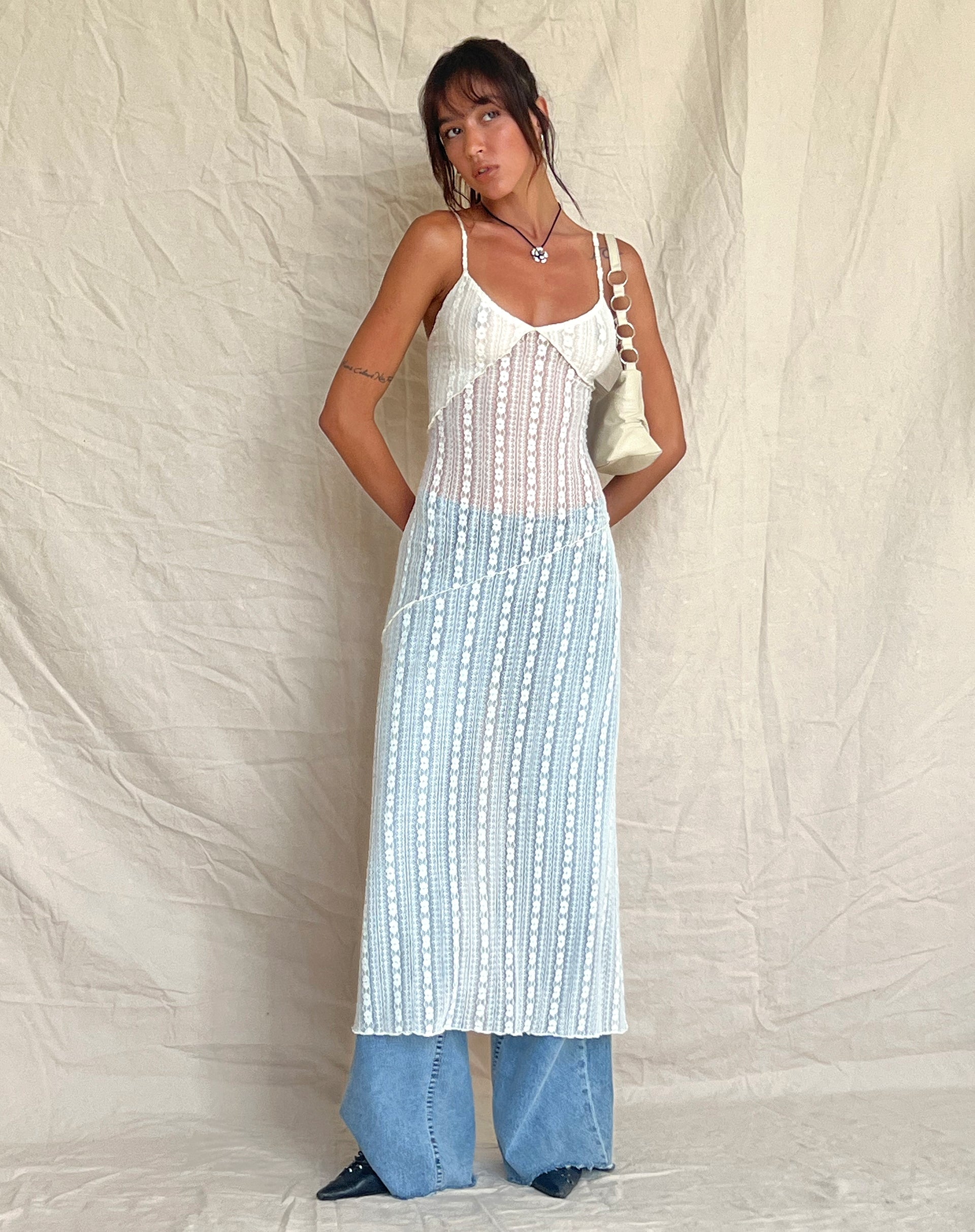 Afbeelding van Kehlani Sheer Midi Dress in Crème Kant