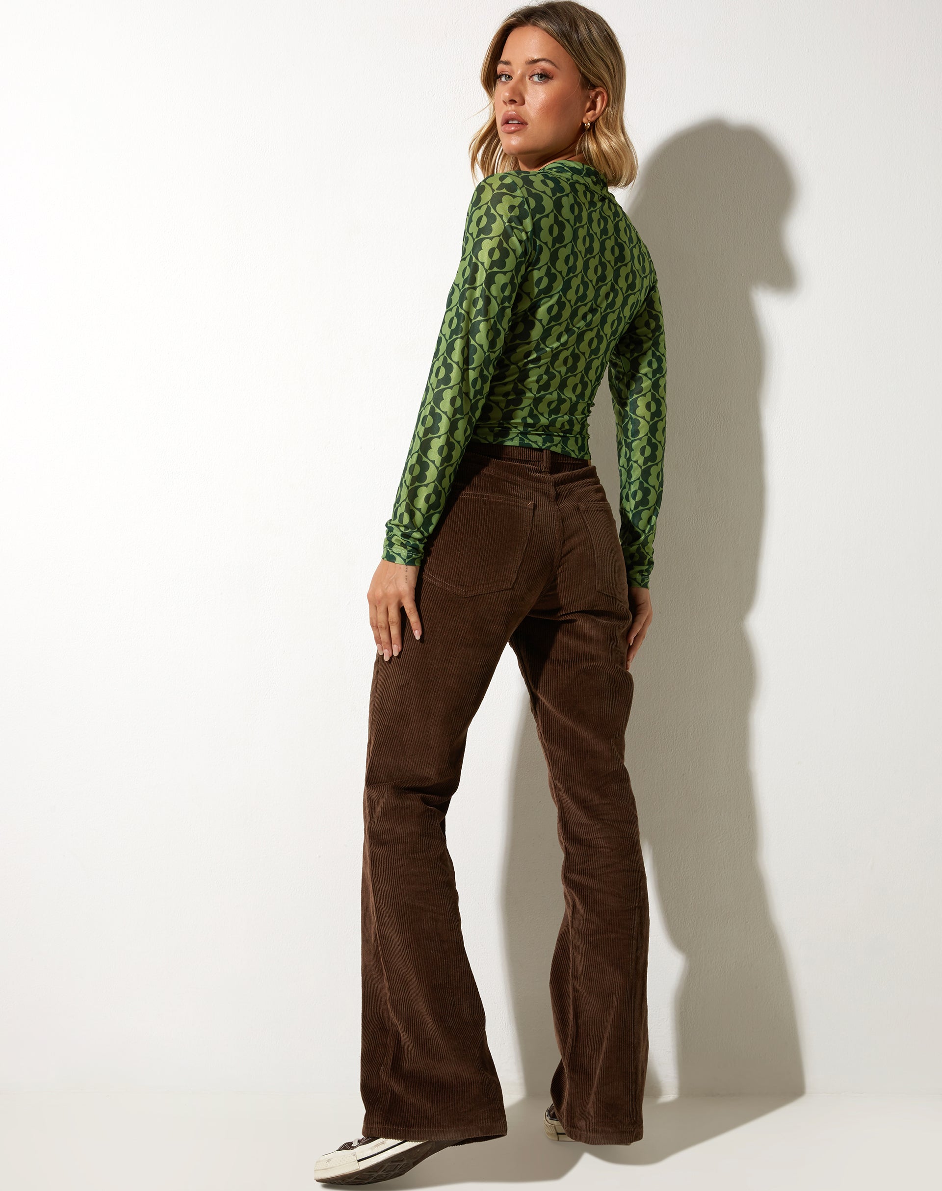 Afbeelding van Kelly Cropped Shirt in Wavy Daisy Green