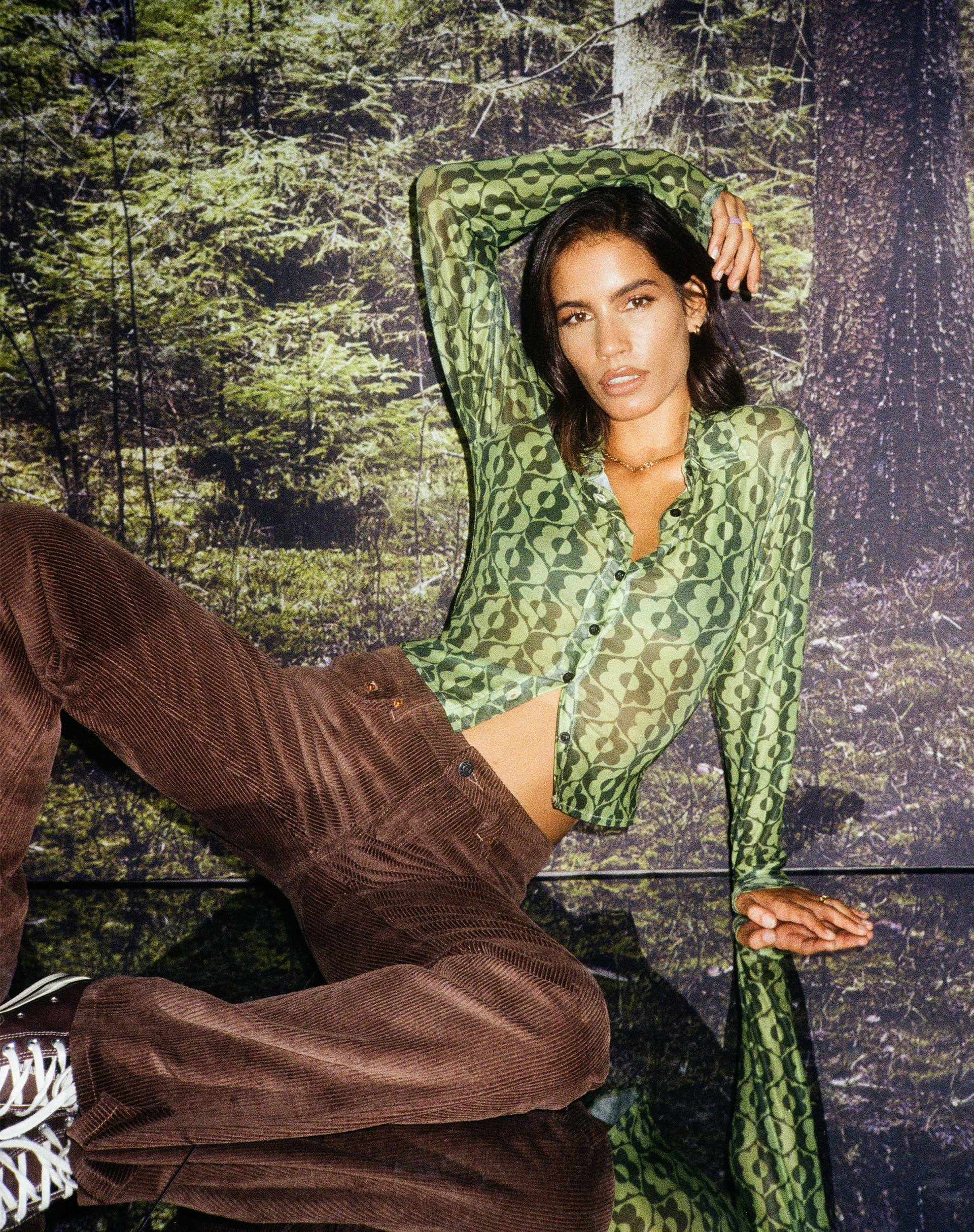 Afbeelding van Kelly Cropped Shirt in Wavy Daisy Green