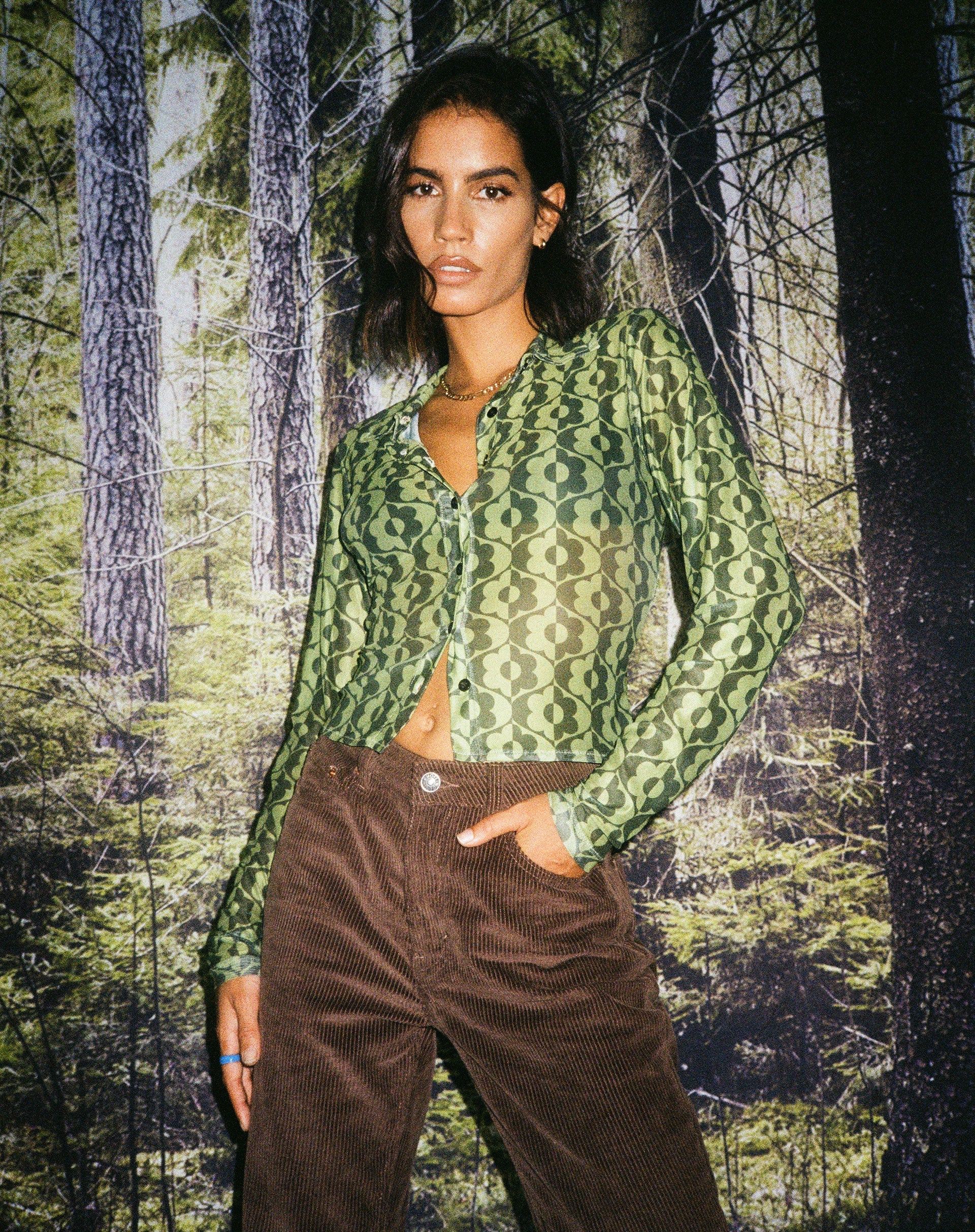 Afbeelding van Kelly Cropped Shirt in Wavy Daisy Green