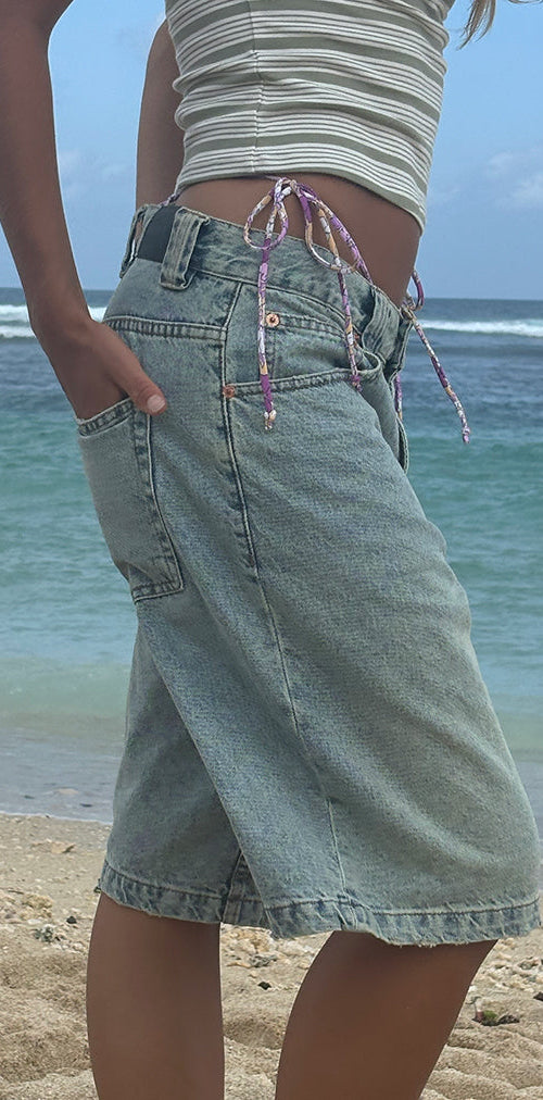 Afbeelding van Low Rise Skater Shorts in Bleach Denim