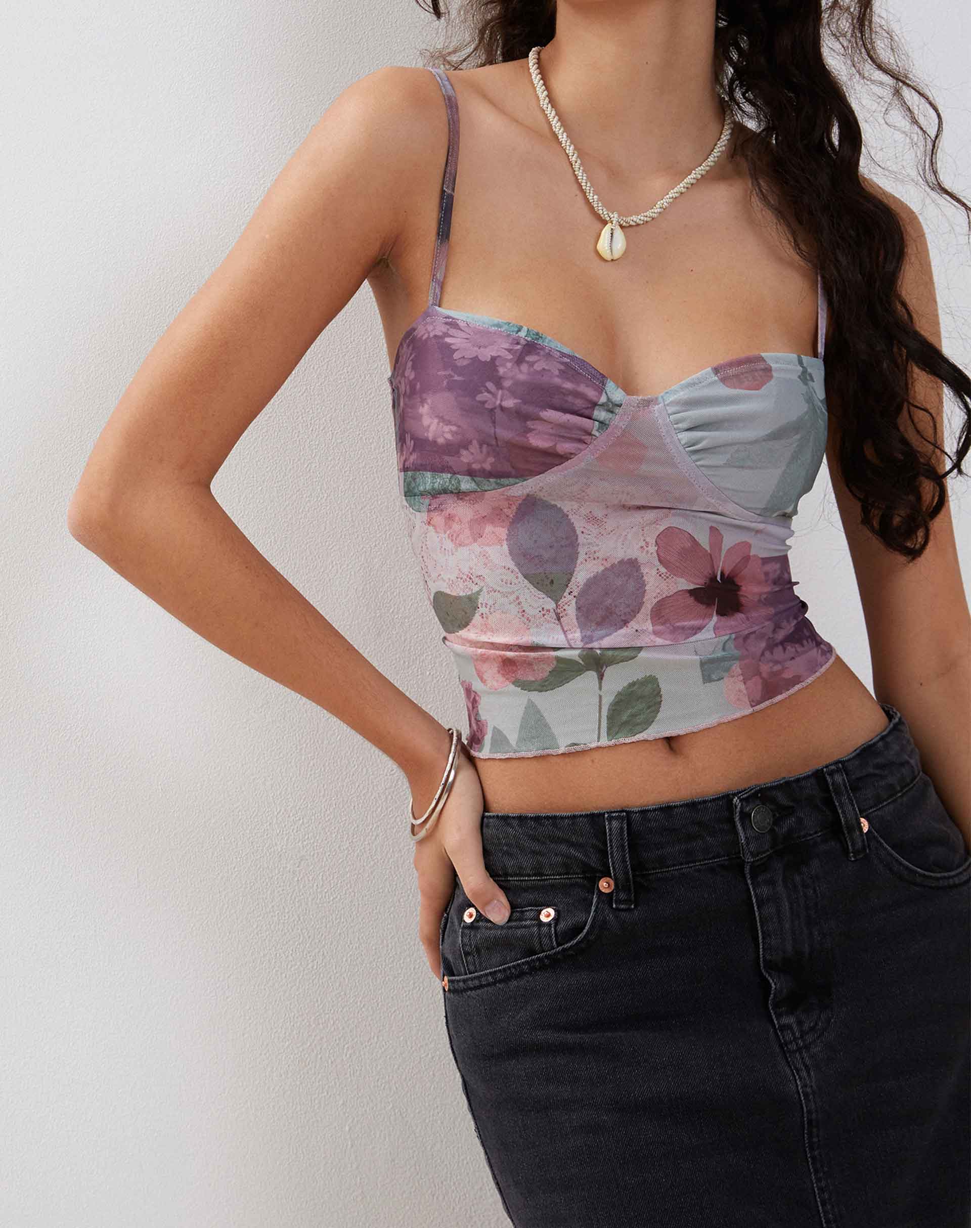 Afbeelding van Kikan Cropped Mesh Cami in Abstract Scrapbook