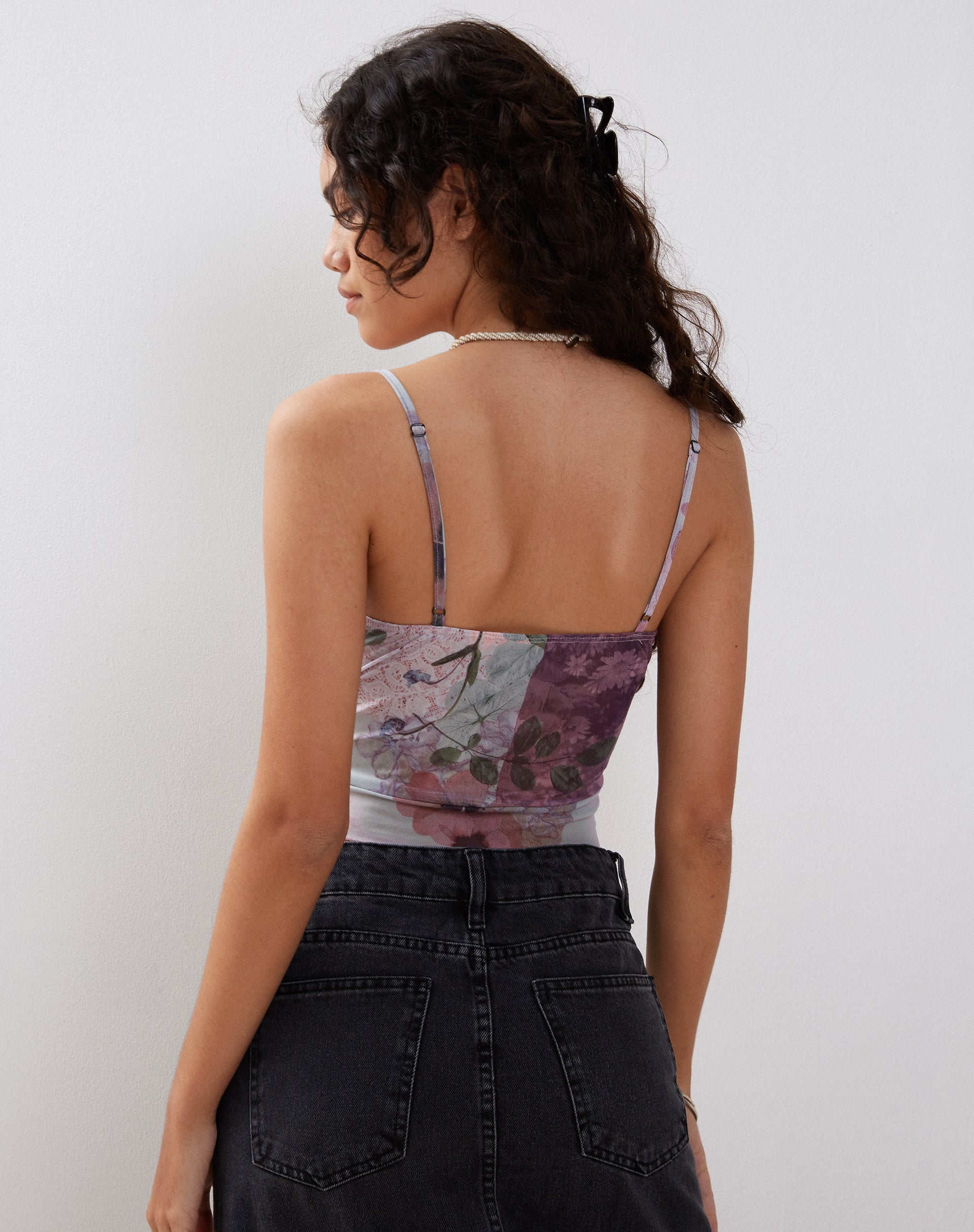 Afbeelding van Kikan Cropped Mesh Cami in Abstract Scrapbook