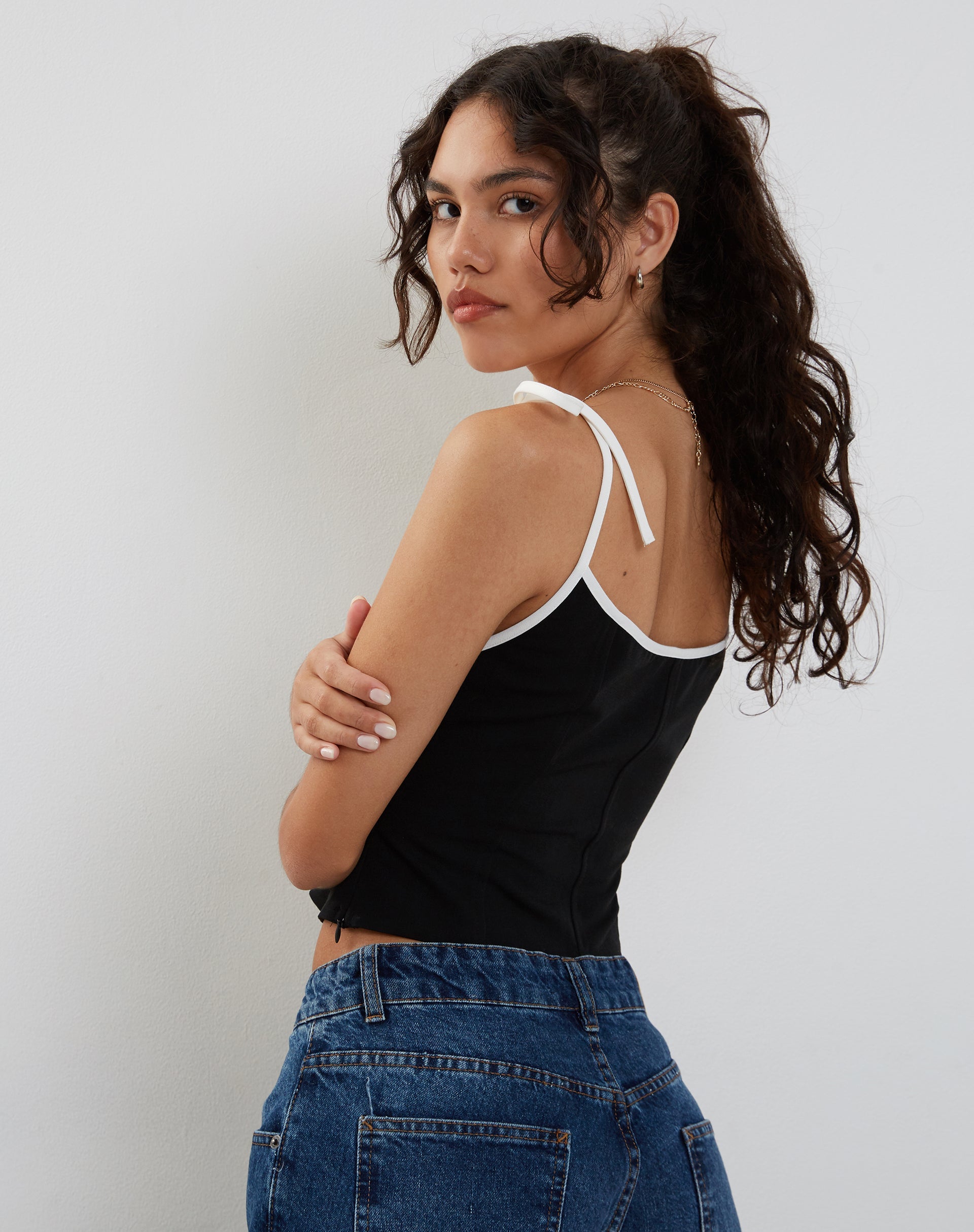 Afbeelding van Kiona Corset Top in Zwart met Witte Binding