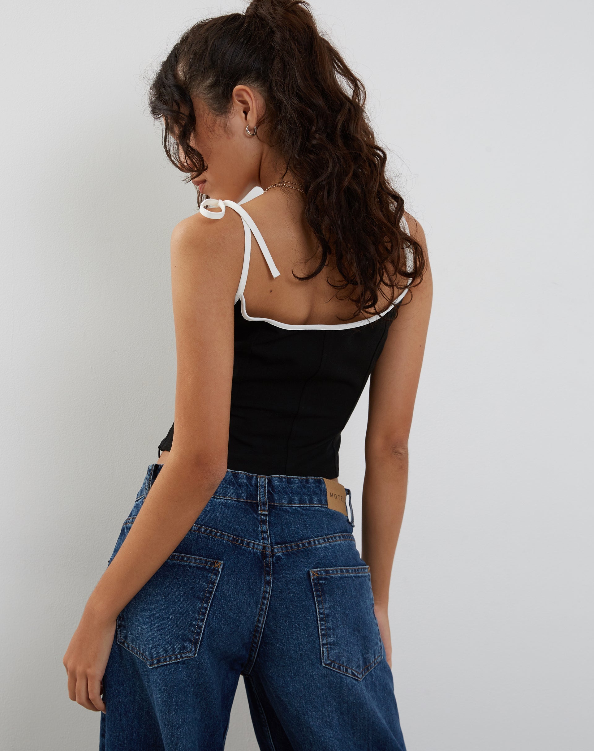 Afbeelding van Kiona Corset Top in Zwart met Witte Binding