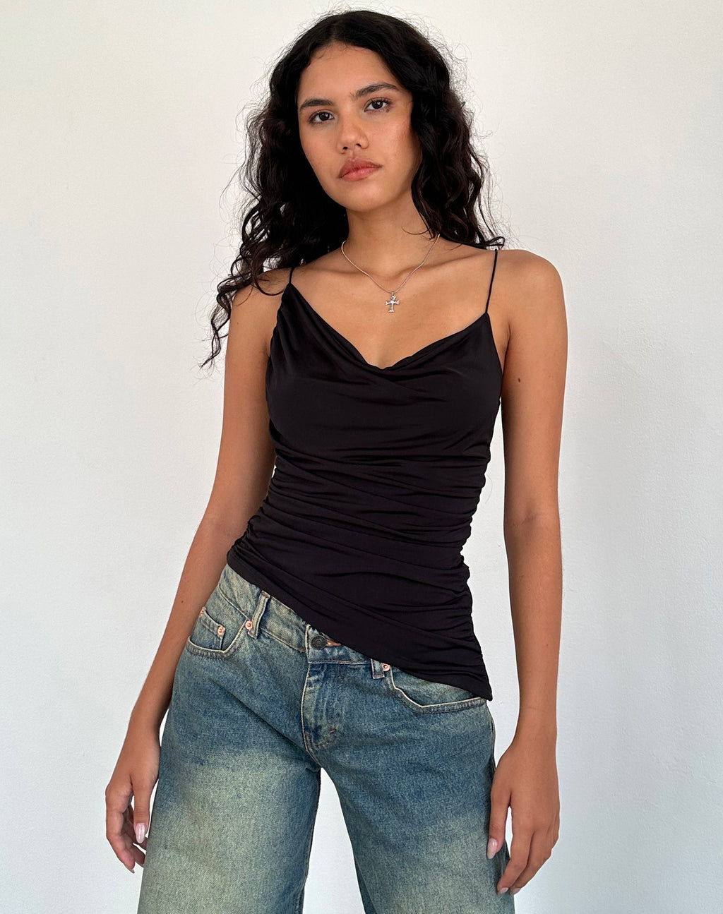 Kofi Asymmetrische Cami Top met Ruches in Zwart Slinky