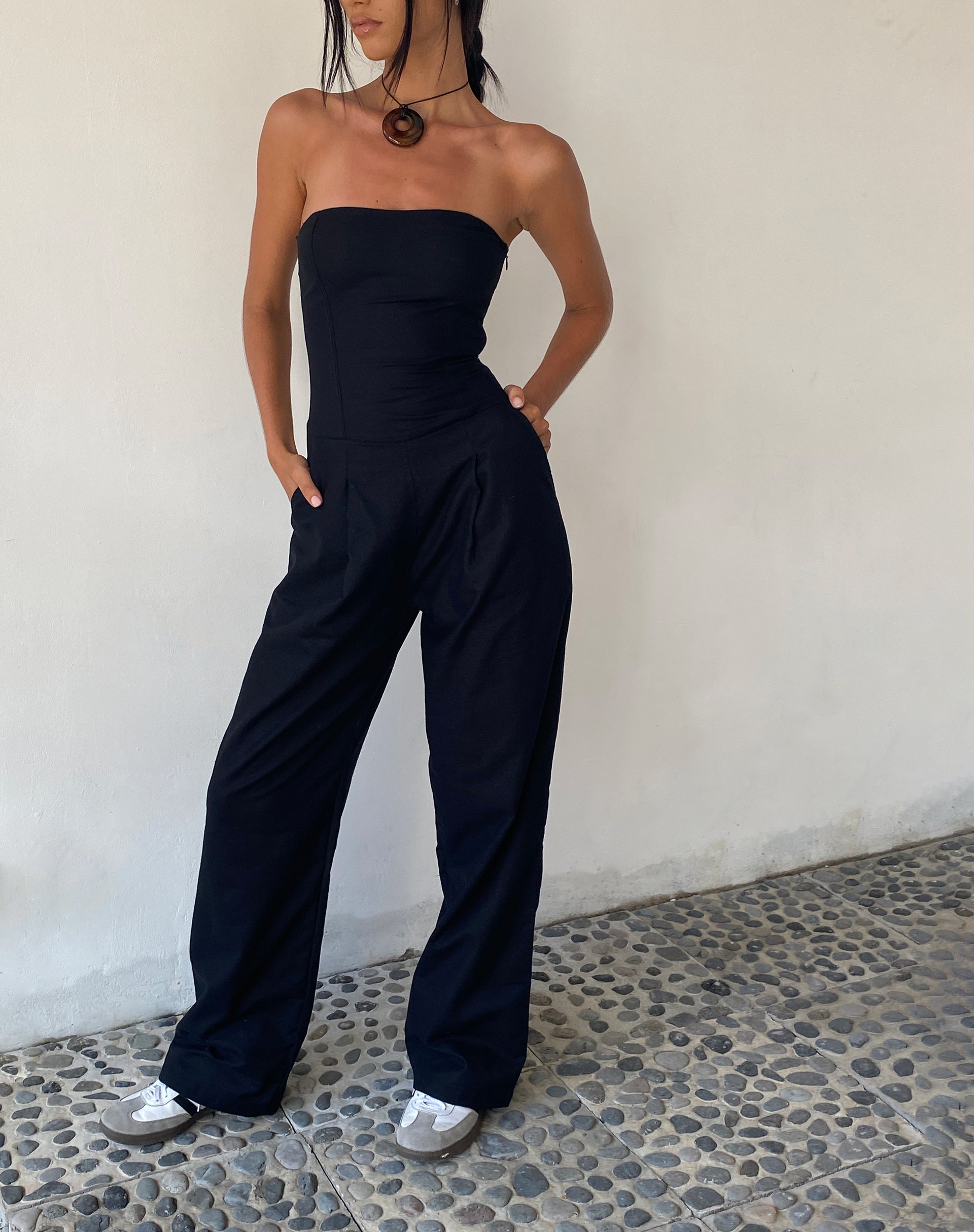 Afbeelding van MOTEL X JACQUIE Kyaria Bandeau Jumpsuit in Zwart