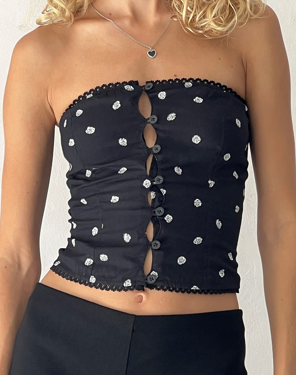 Lacey Korset Top met Knoopsluiting in Ditsy Rose Zwart