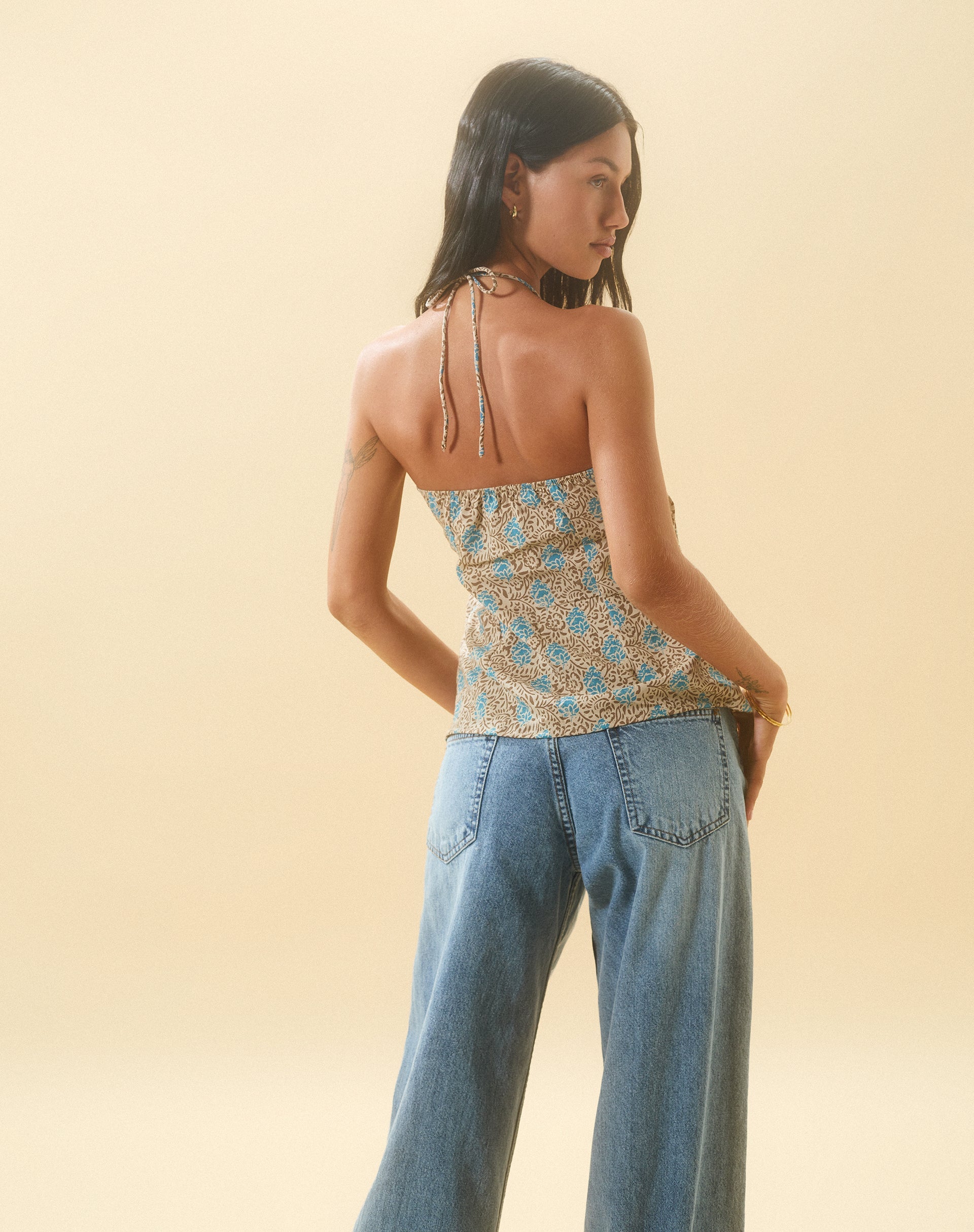 Afbeelding van Laeri haltertop in Boheems Batik Blauwbruin