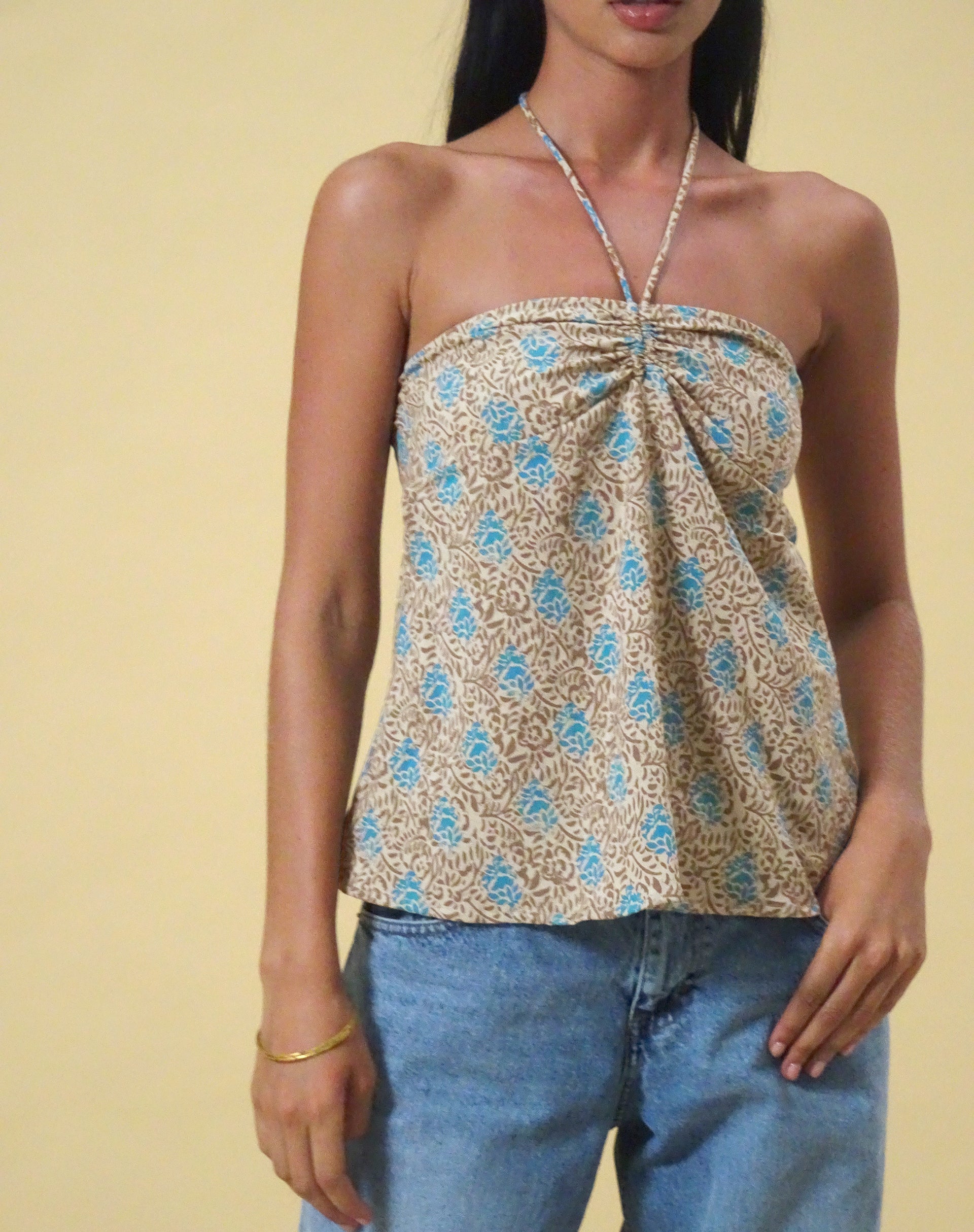 Afbeelding van Laeri haltertop in Boheems Batik Blauwbruin