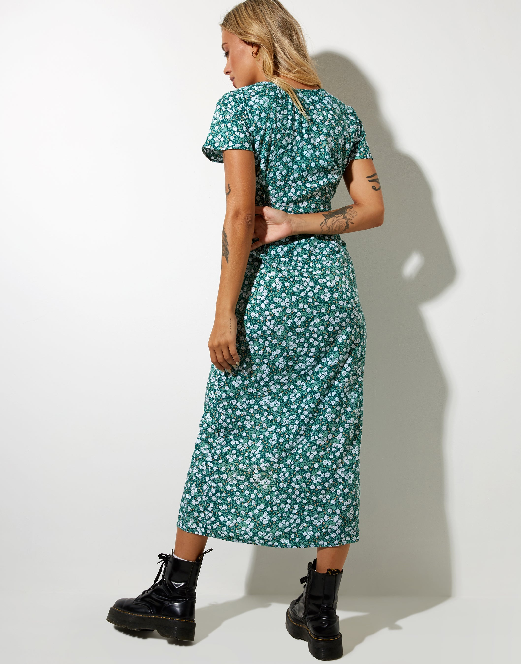 Afbeelding van Larin Midi Dress in Floral Field Green