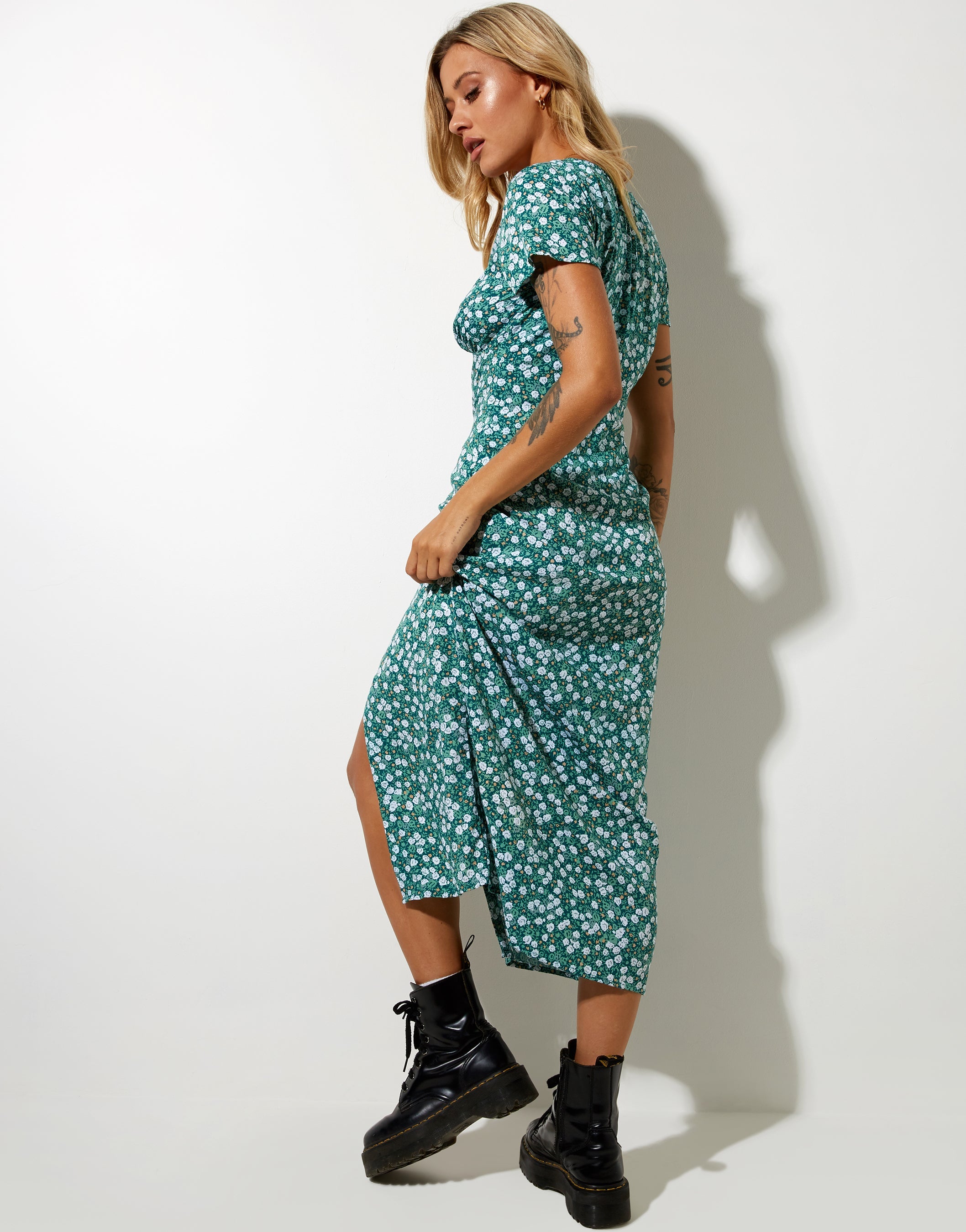 Afbeelding van Larin Midi Dress in Floral Field Green