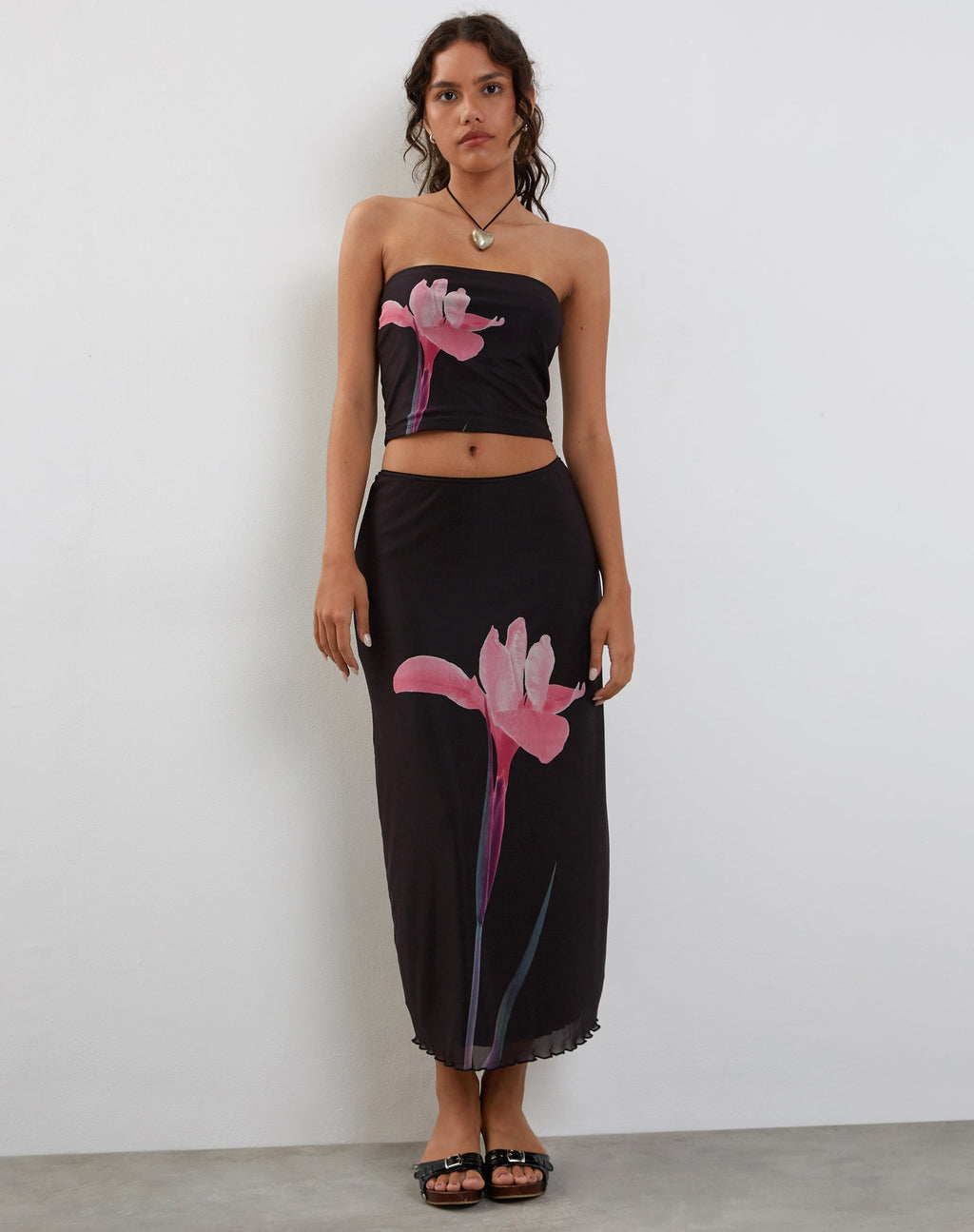 Lassie Midi rok in zwart met roze bloemmotief
