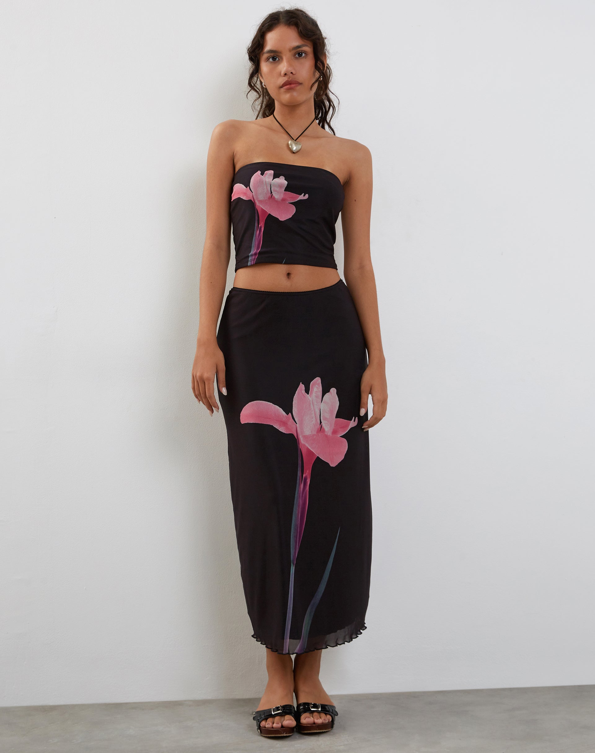 Afbeelding van Lassie Midi rok in zwart met roze bloemmotief