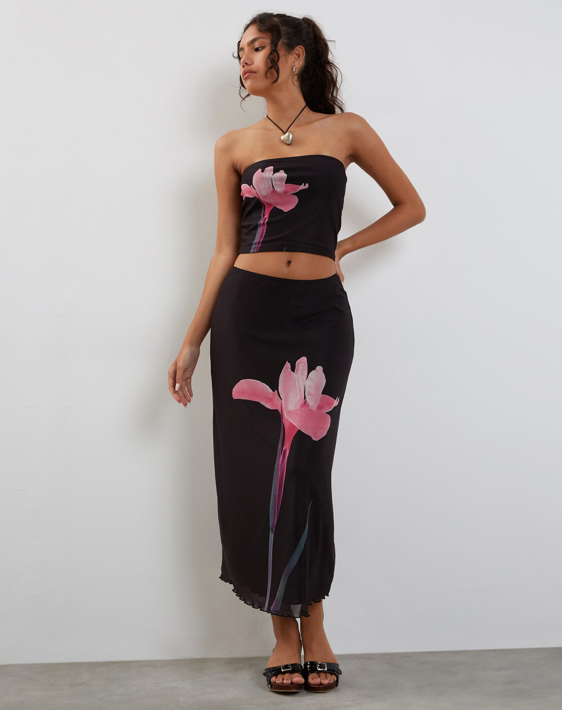 Afbeelding van Lassie Midi rok in zwart met roze bloemmotief
