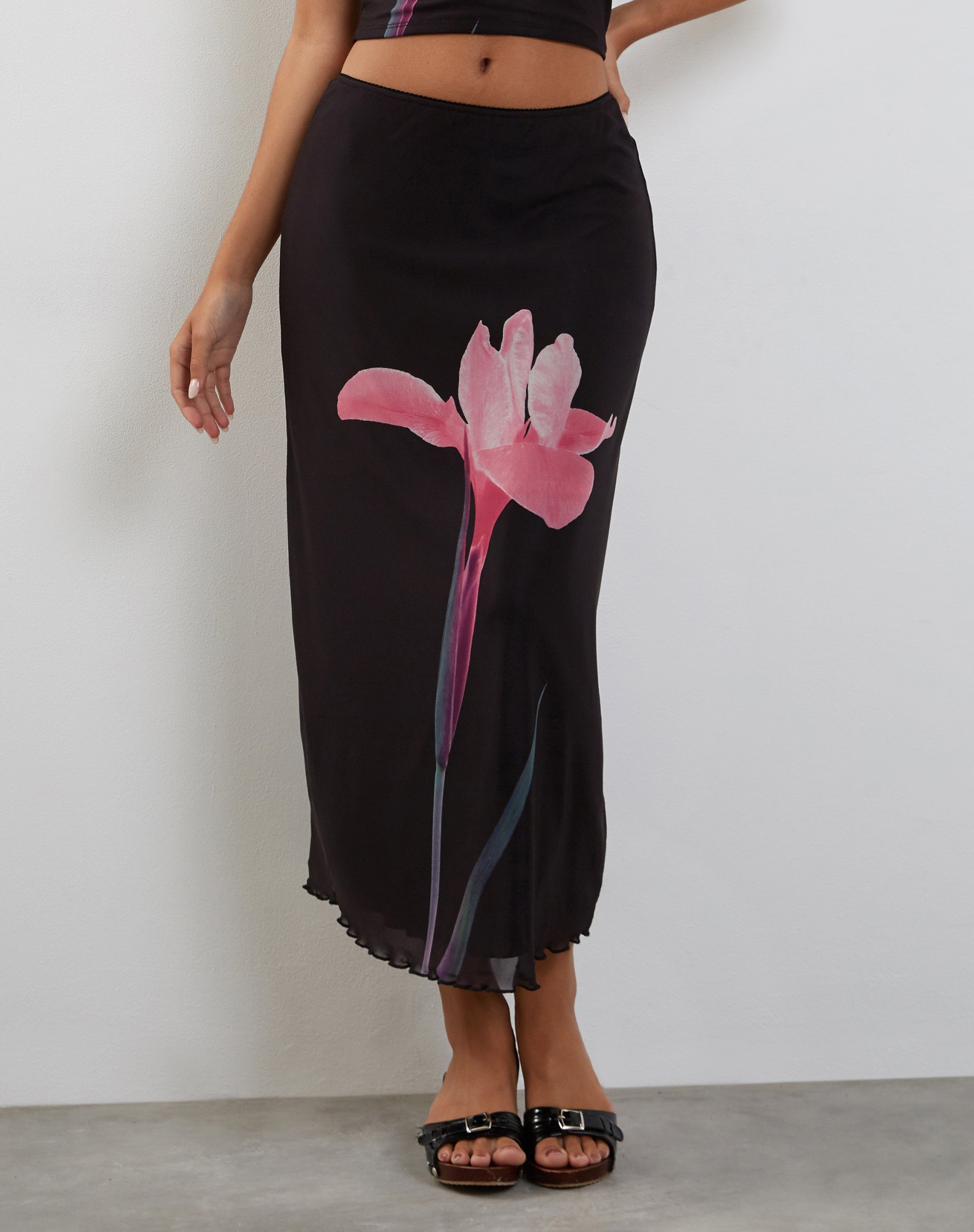 Afbeelding van Lassie Midi rok in zwart met roze bloemmotief