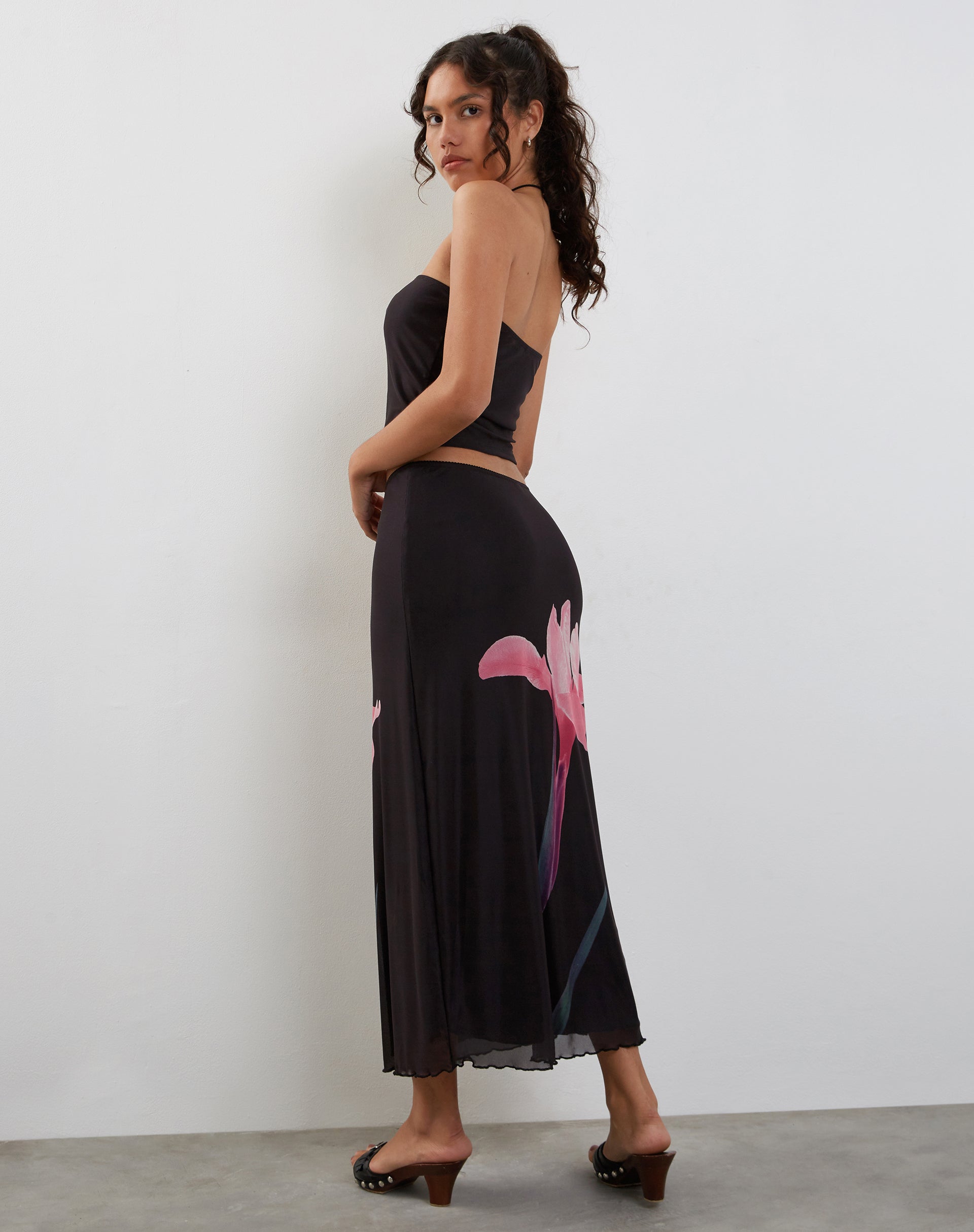Afbeelding van Lassie Midi rok in zwart met roze bloemmotief