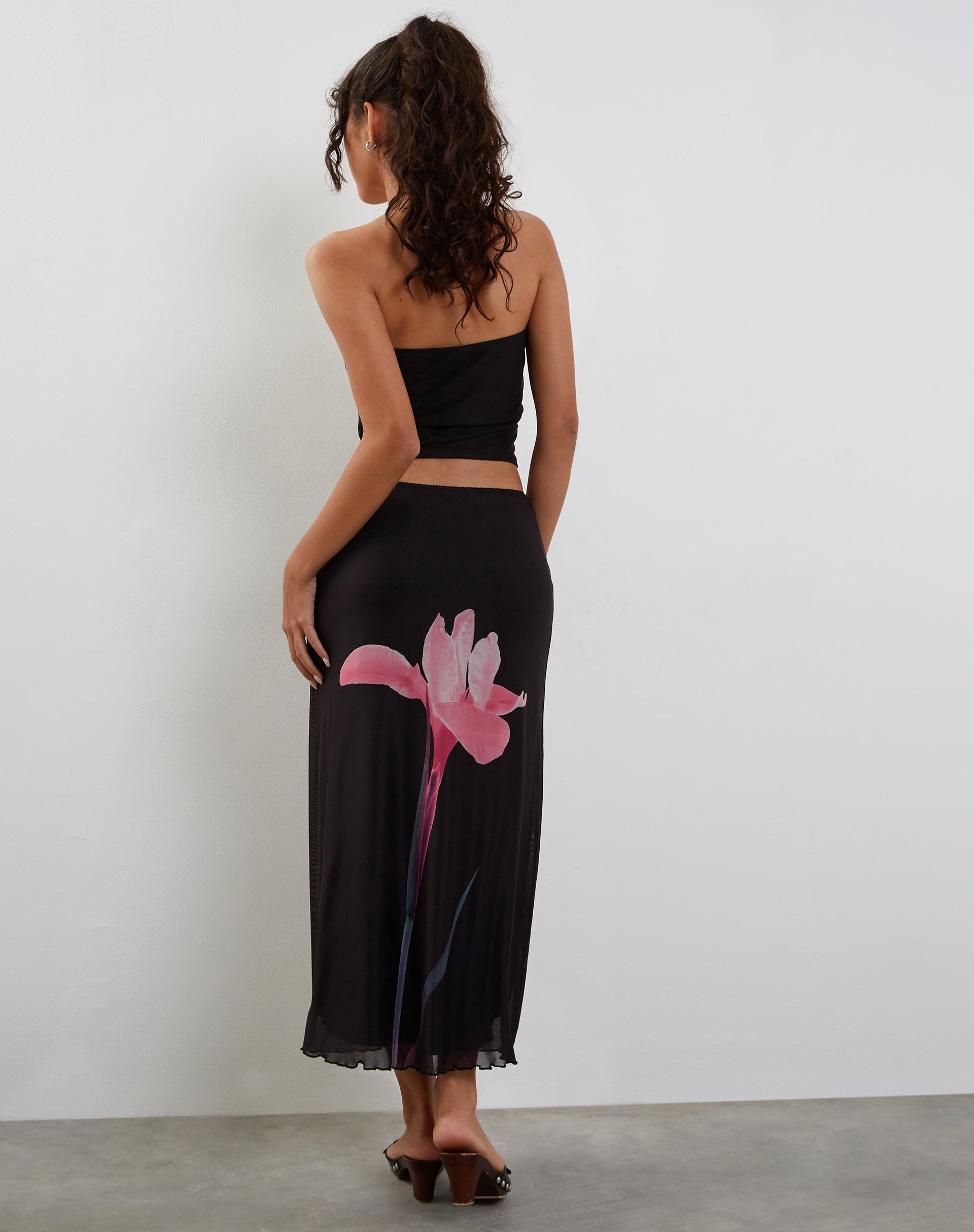 Afbeelding van Lassie Midi rok in zwart met roze bloemmotief