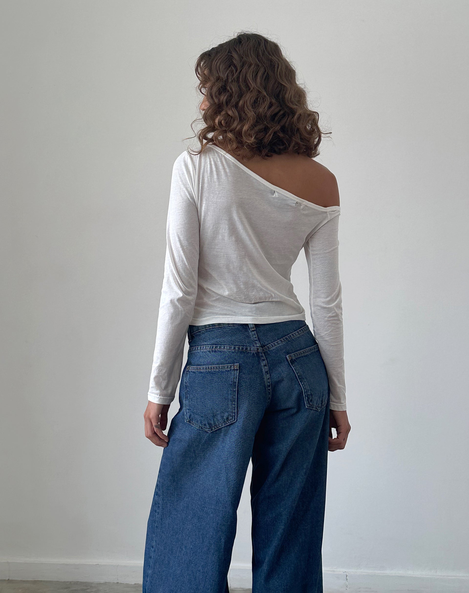 Afbeelding van Ledez Asymmetric Slouchy Top in White Tissue Jersey