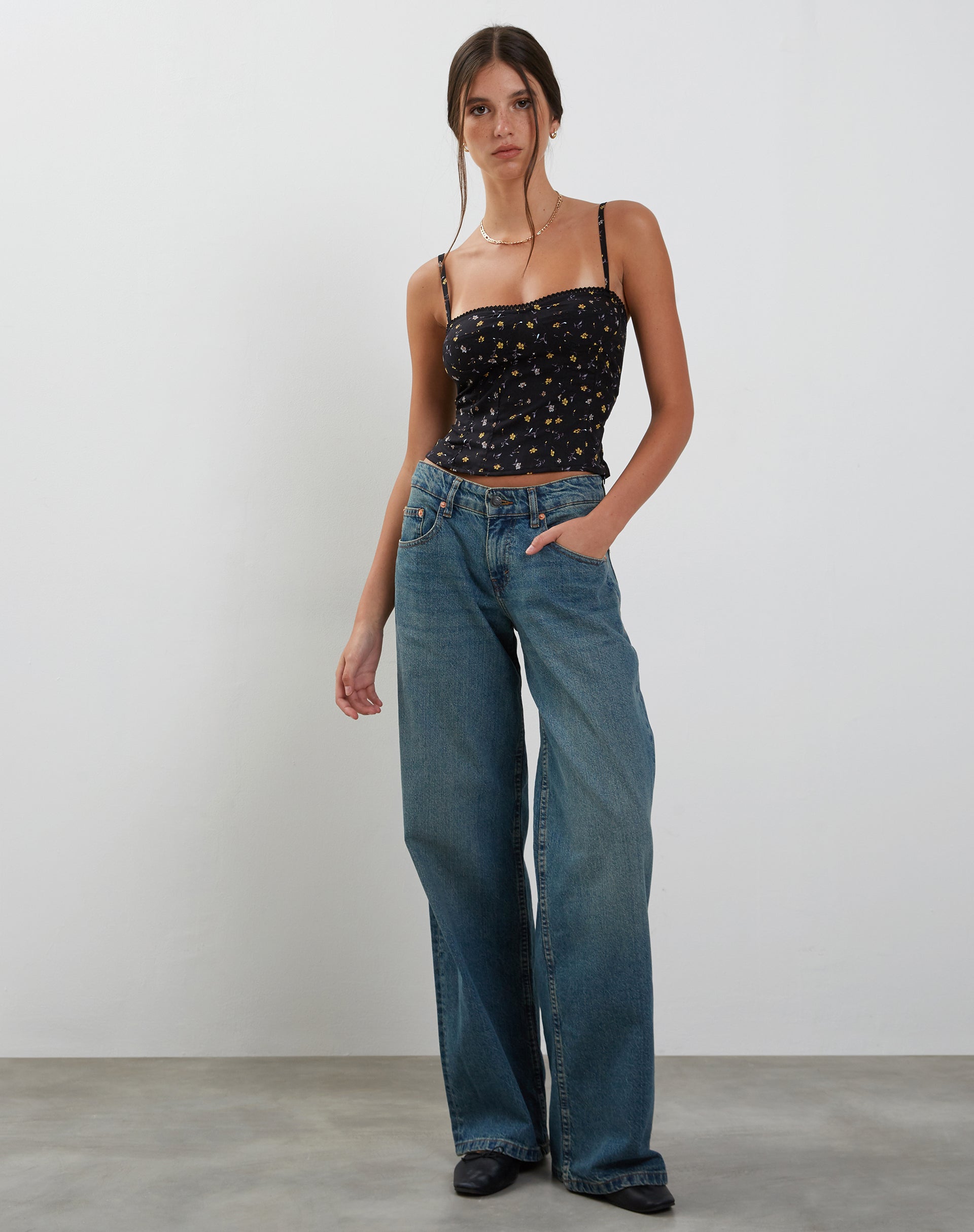Afbeelding van Leif Cami Top in Zwart Pretty Petal