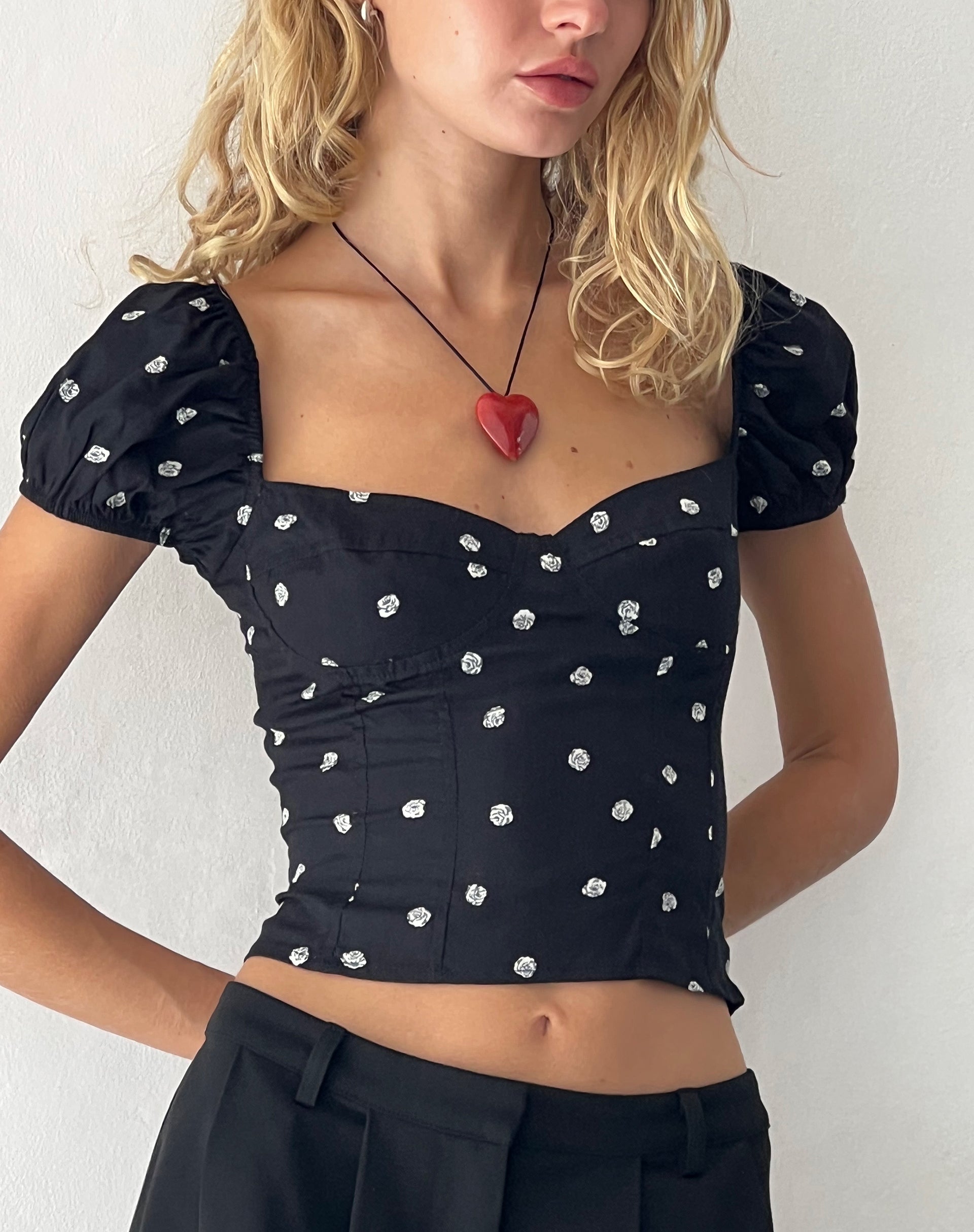 Afbeelding van Leify Sweetheart Top in Ditsy Rose Zwart