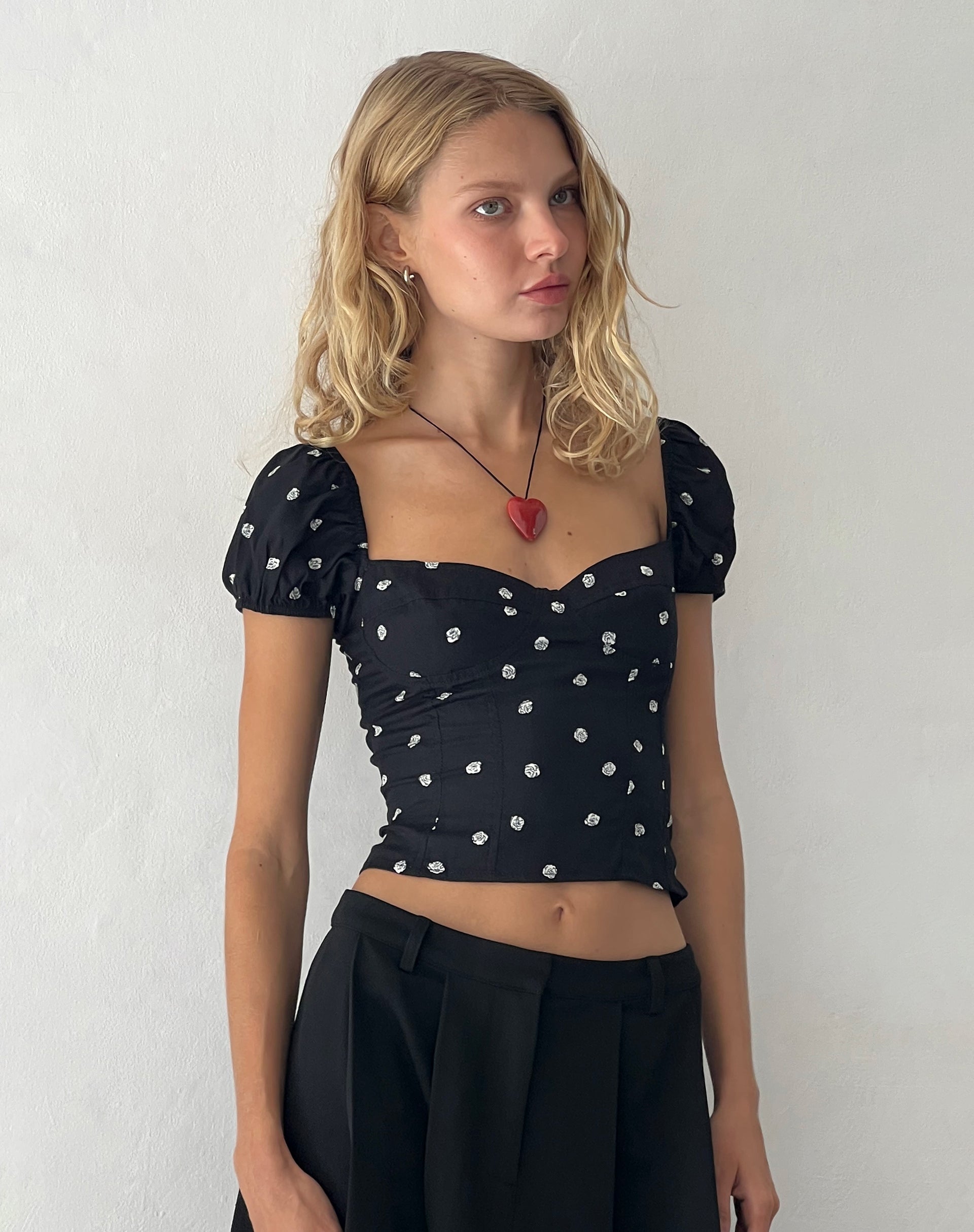 Afbeelding van Leify Sweetheart Top in Ditsy Rose Zwart