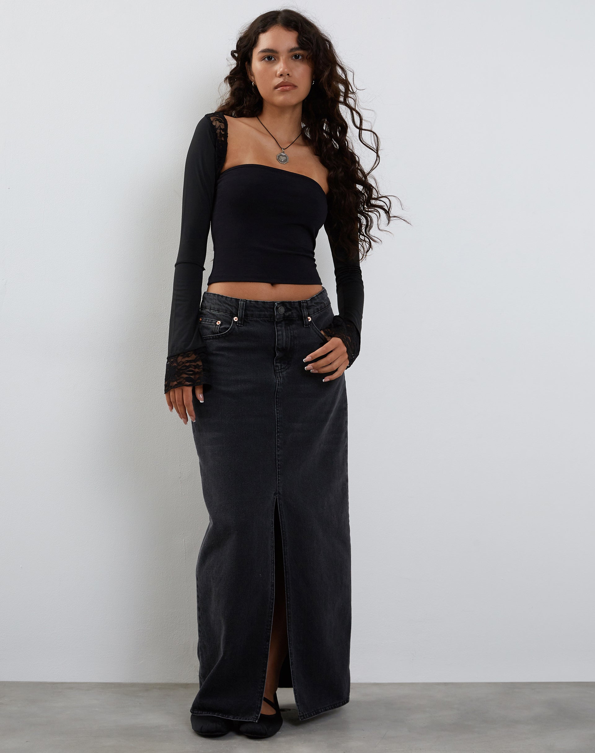 Afbeelding van Lenny Kanten Shrug Top in Slinky Zwart met Witte Kanten Rand