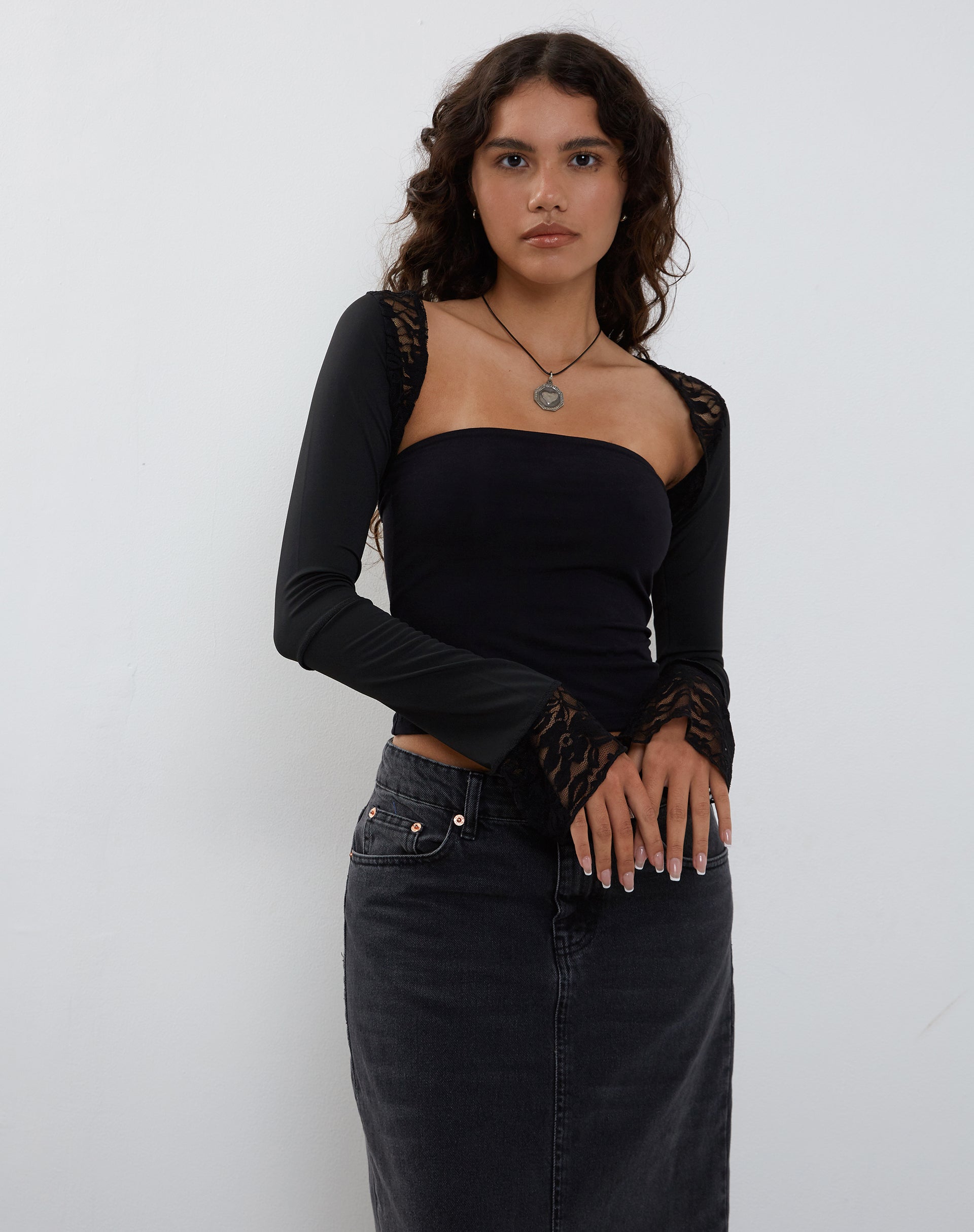 Afbeelding van Lenny Kanten Shrug Top in Slinky Zwart met Witte Kanten Rand