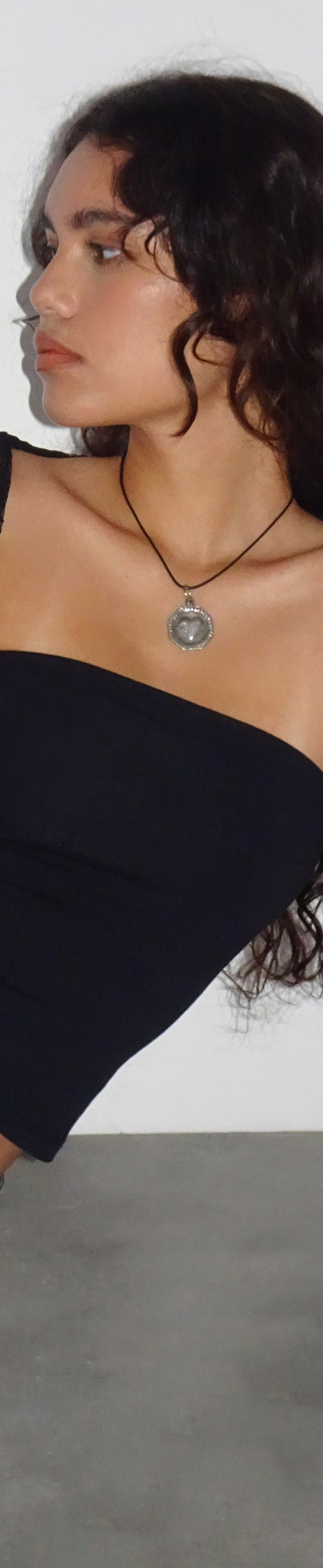 Afbeelding van Lenny Kanten Shrug Top in Slinky Zwart met Witte Kanten Rand
