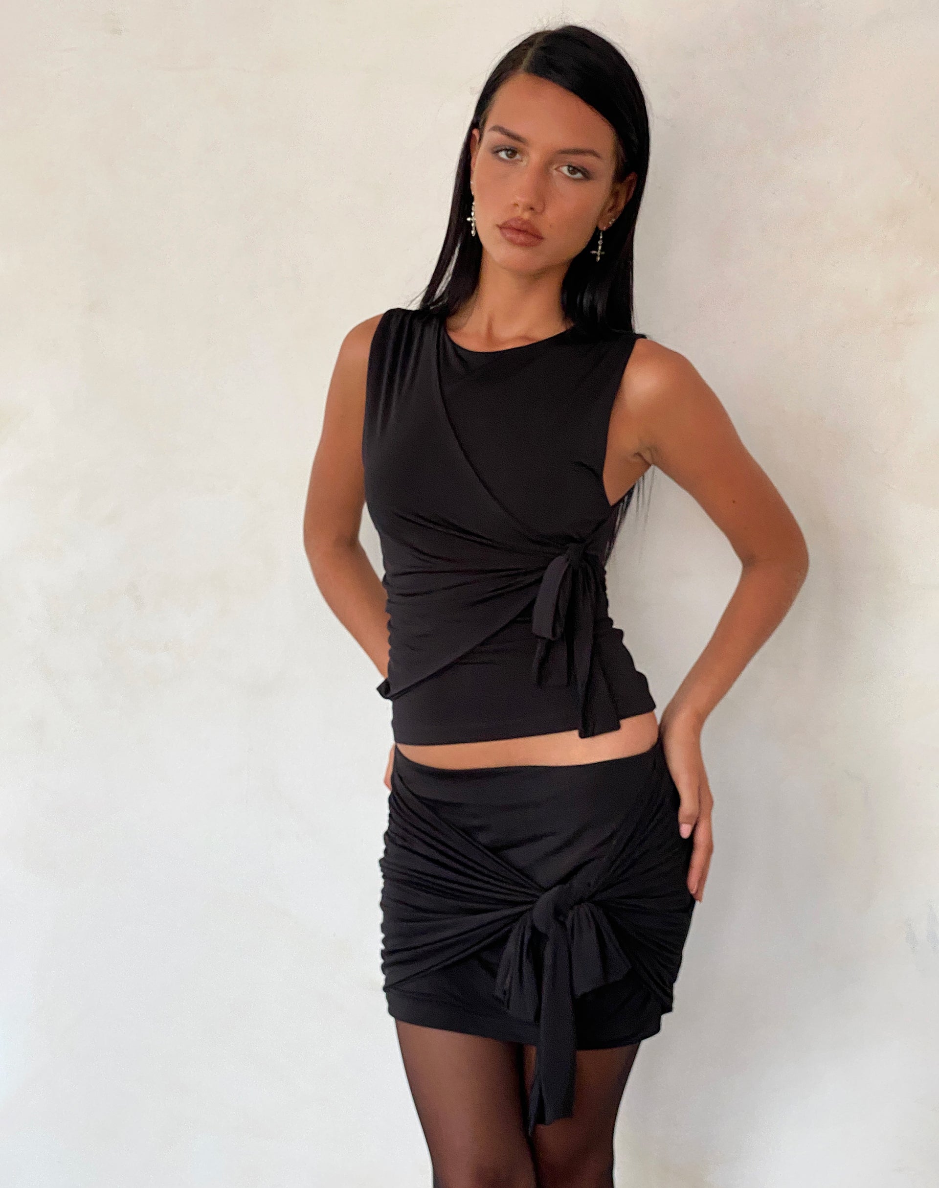 Afbeelding van Leylani Top met strikdetail in slinky zwart