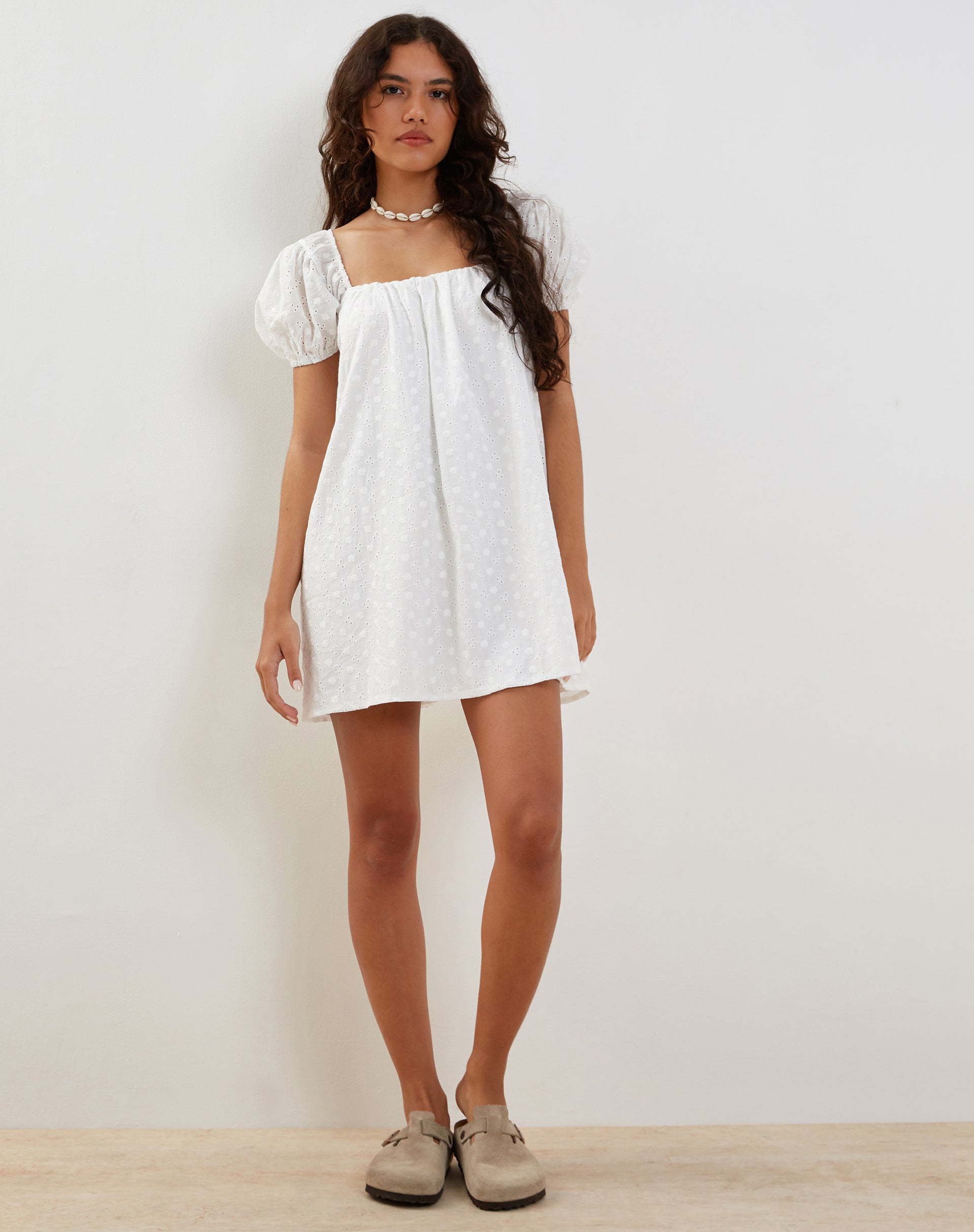 Afbeelding van Leyona Broderie Mini Jurk in Wit