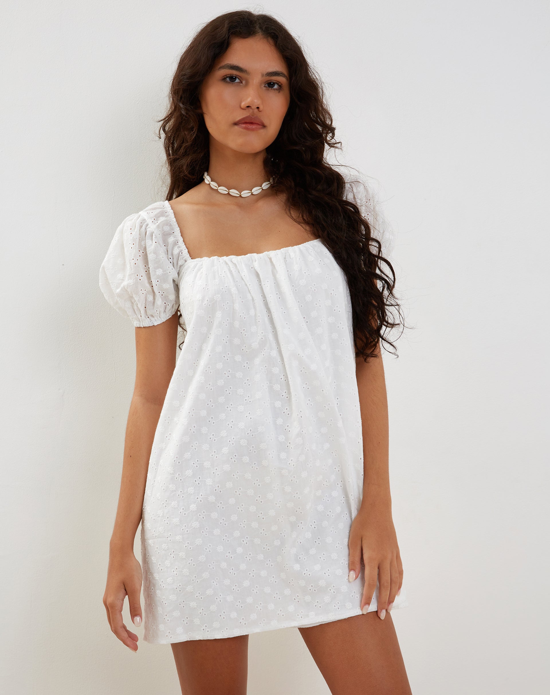 Afbeelding van Leyona Broderie Mini Jurk in Wit