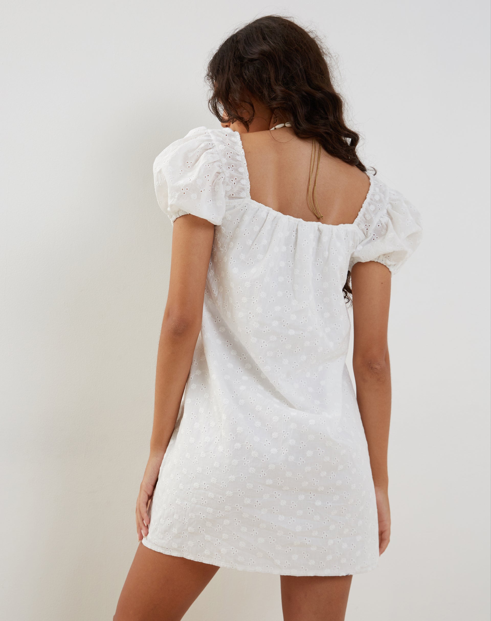 Afbeelding van Leyona Broderie Mini Jurk in Wit