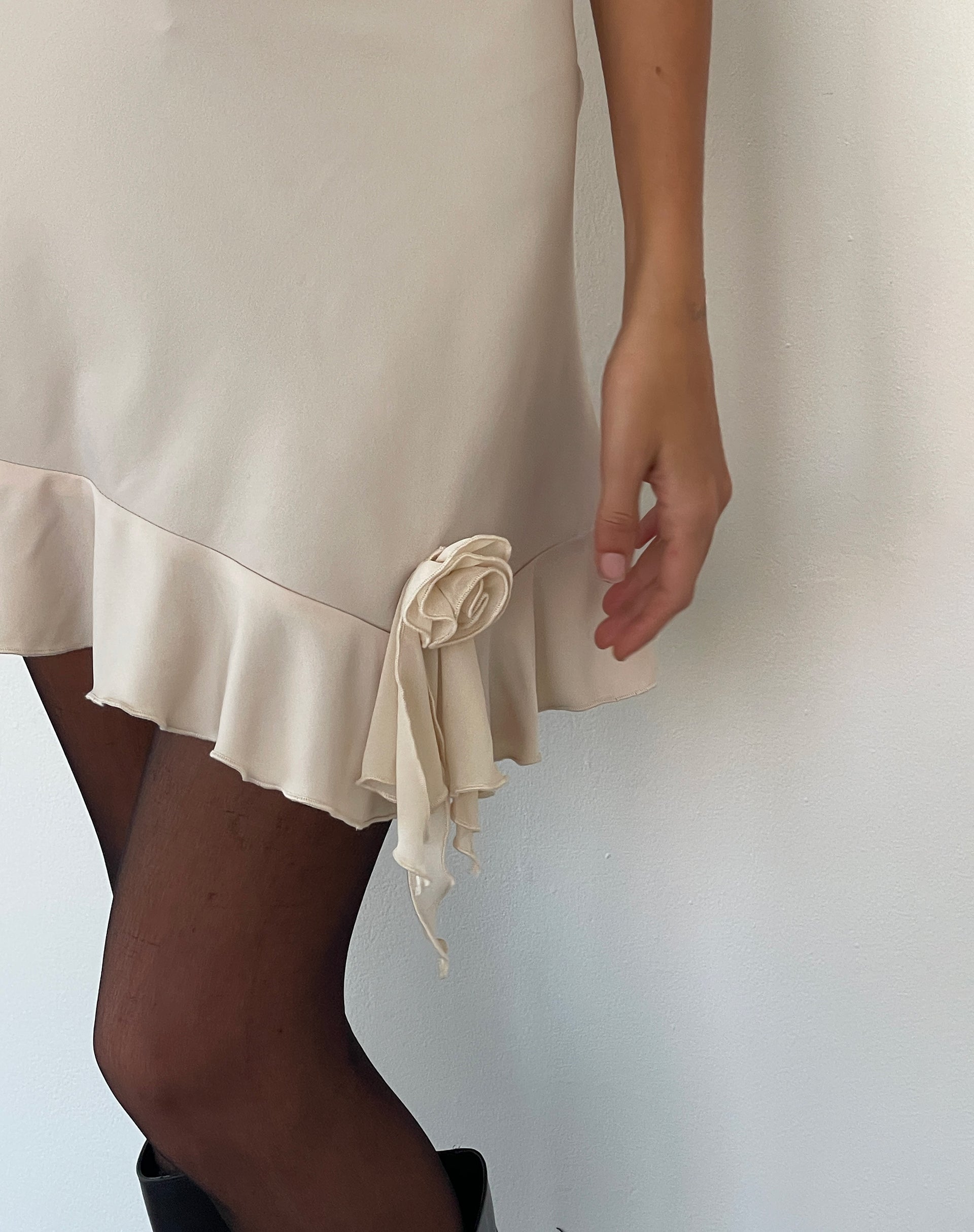 Afbeelding van Litera Ruffle Rosette Mini Dress in Crème