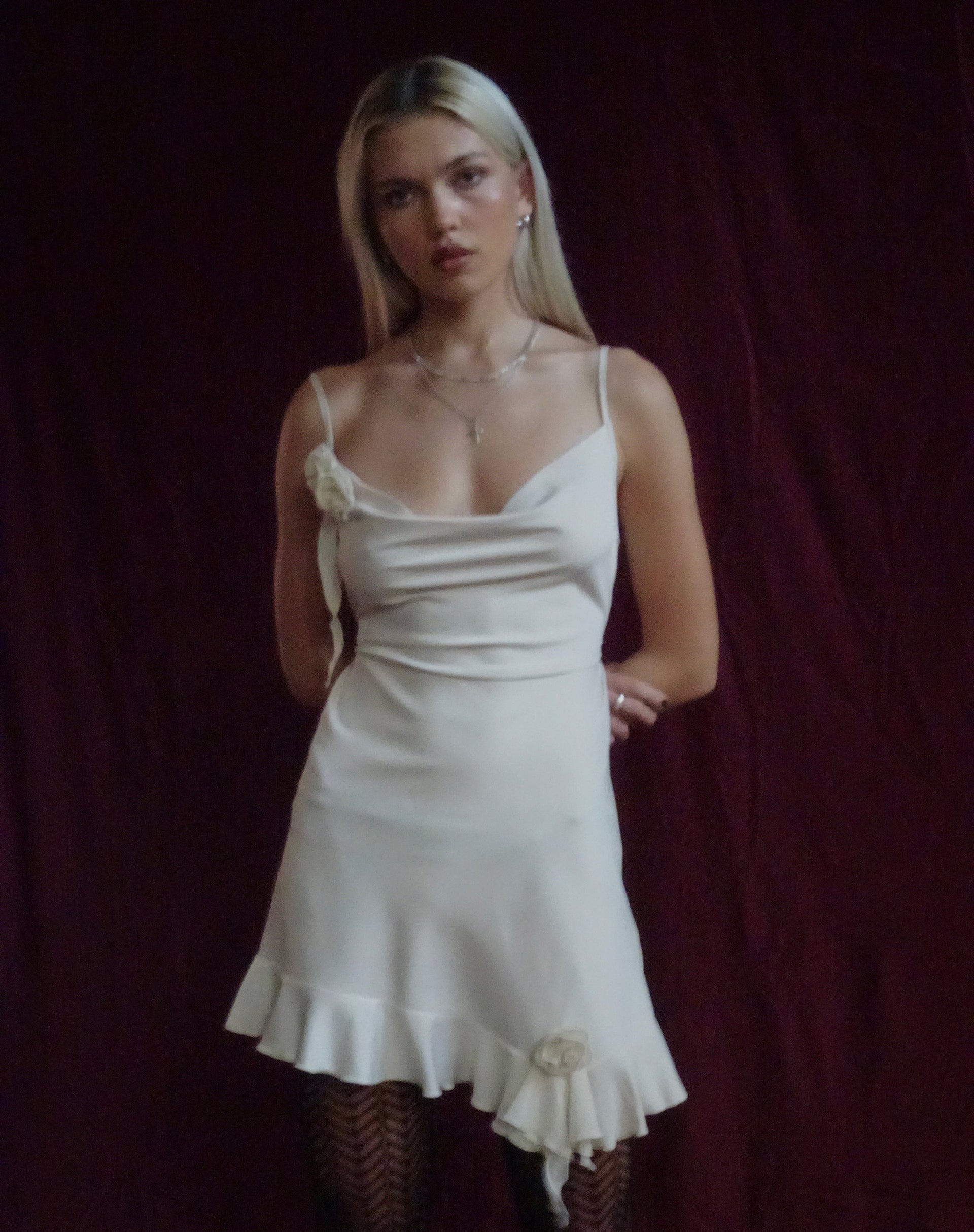 Afbeelding van Litera Ruffle Rosette Mini Dress in Crème