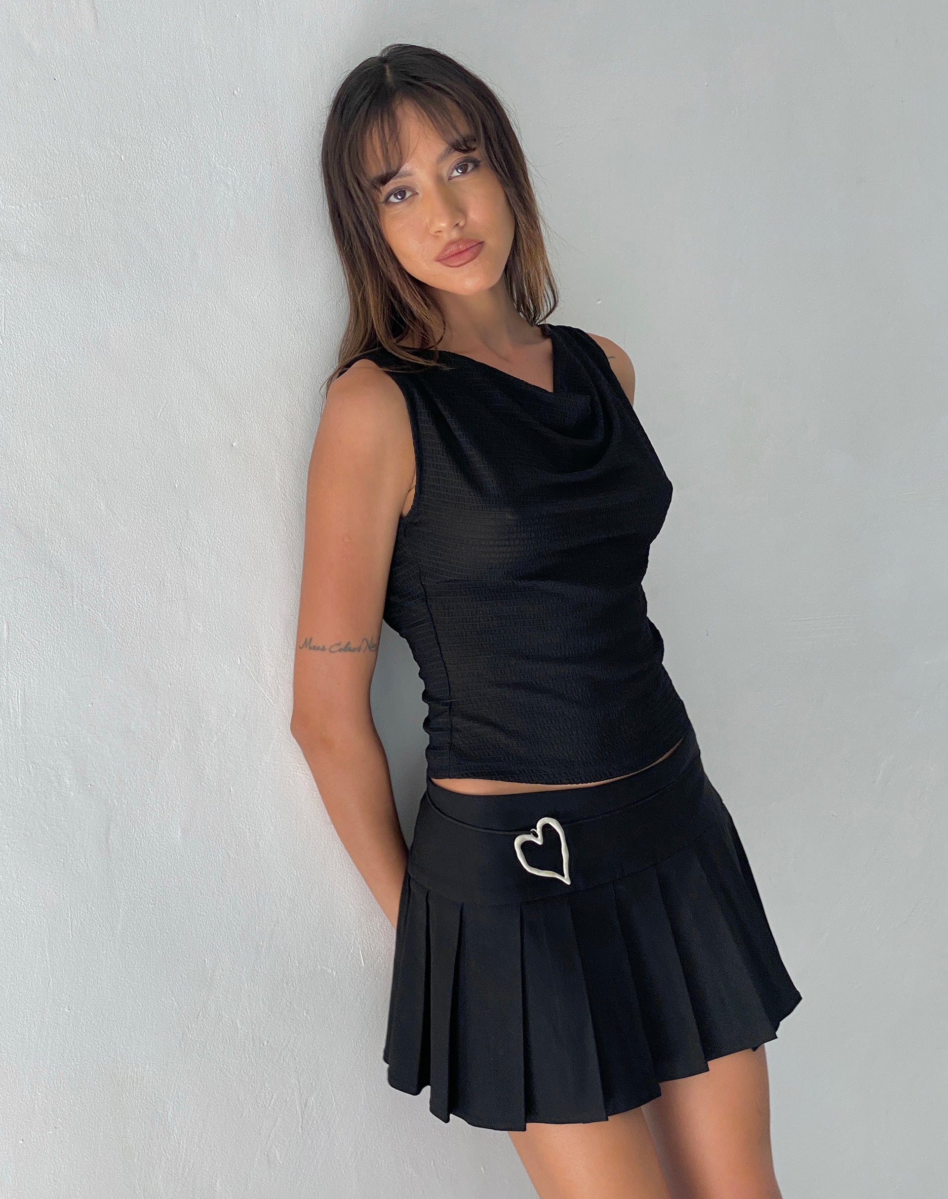 Afbeelding van Lizette Cowl Open Rug Top in Textured Black