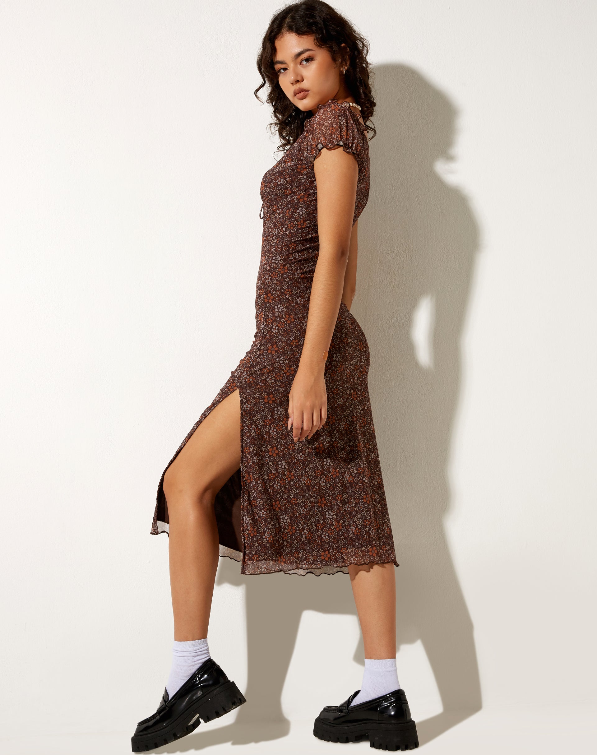 Afbeelding van Lona Midi Dress in Flower Garden Bruin